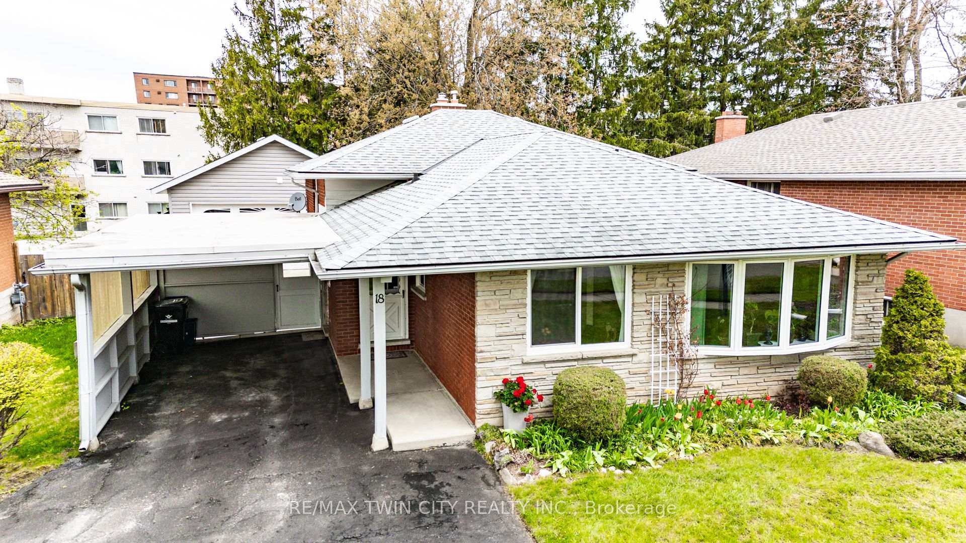 18 QUEENSTON Crescent Kitchener Ontario Canada Sale residential Frieda Kotsopoulos RE/MAX Twin City Realty Inc., Brokerage *
