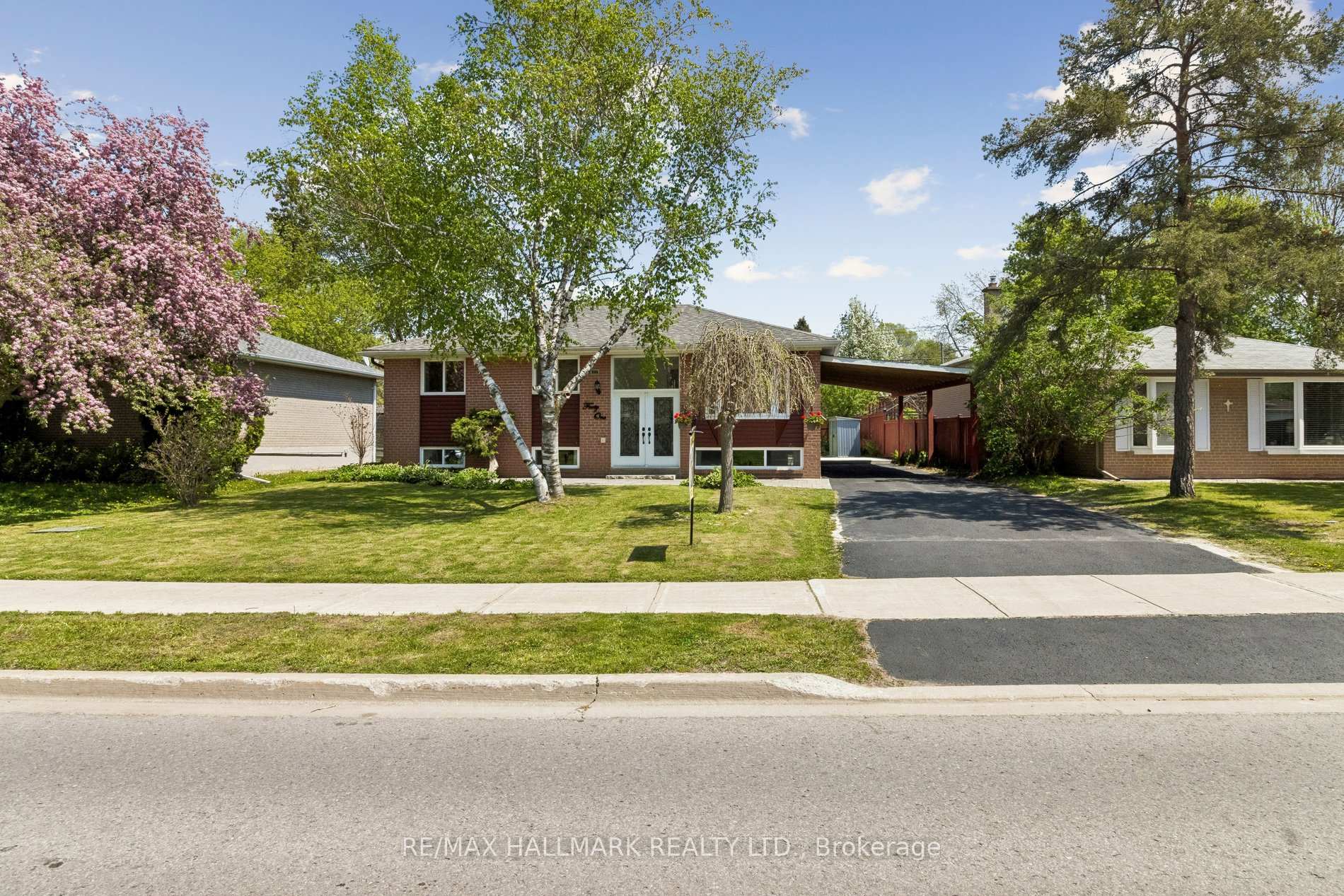 41 Aurora Heights Drive Aurora Ontario Canada Sale residential Manuela Lovasz Brokerage Information: Not available, please contact website owner