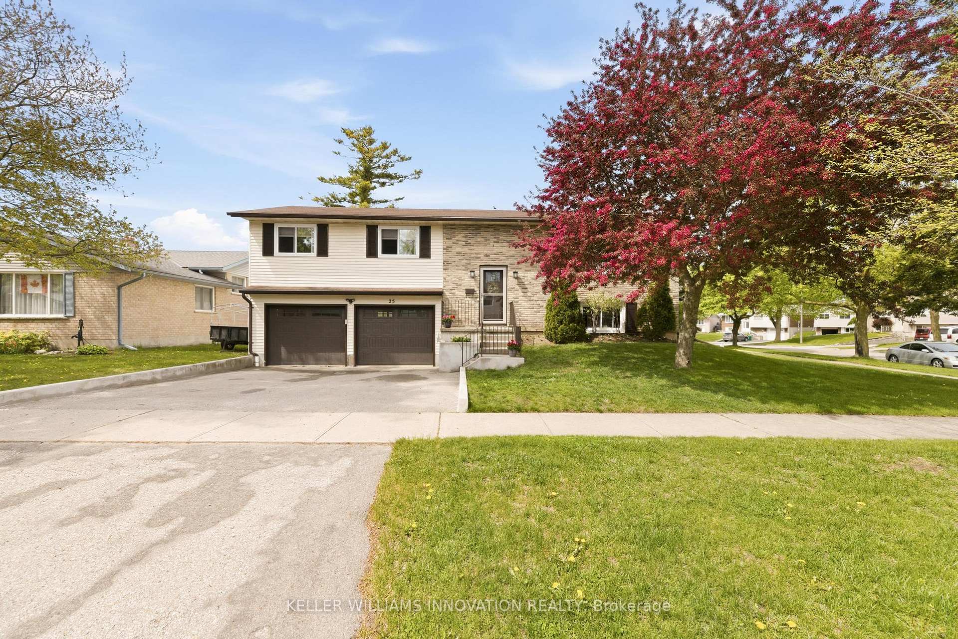 25 Greenock Drive Kitchener Ontario Canada Sale residential Frieda Kotsopoulos RE/MAX Twin City Realty Inc., Brokerage *