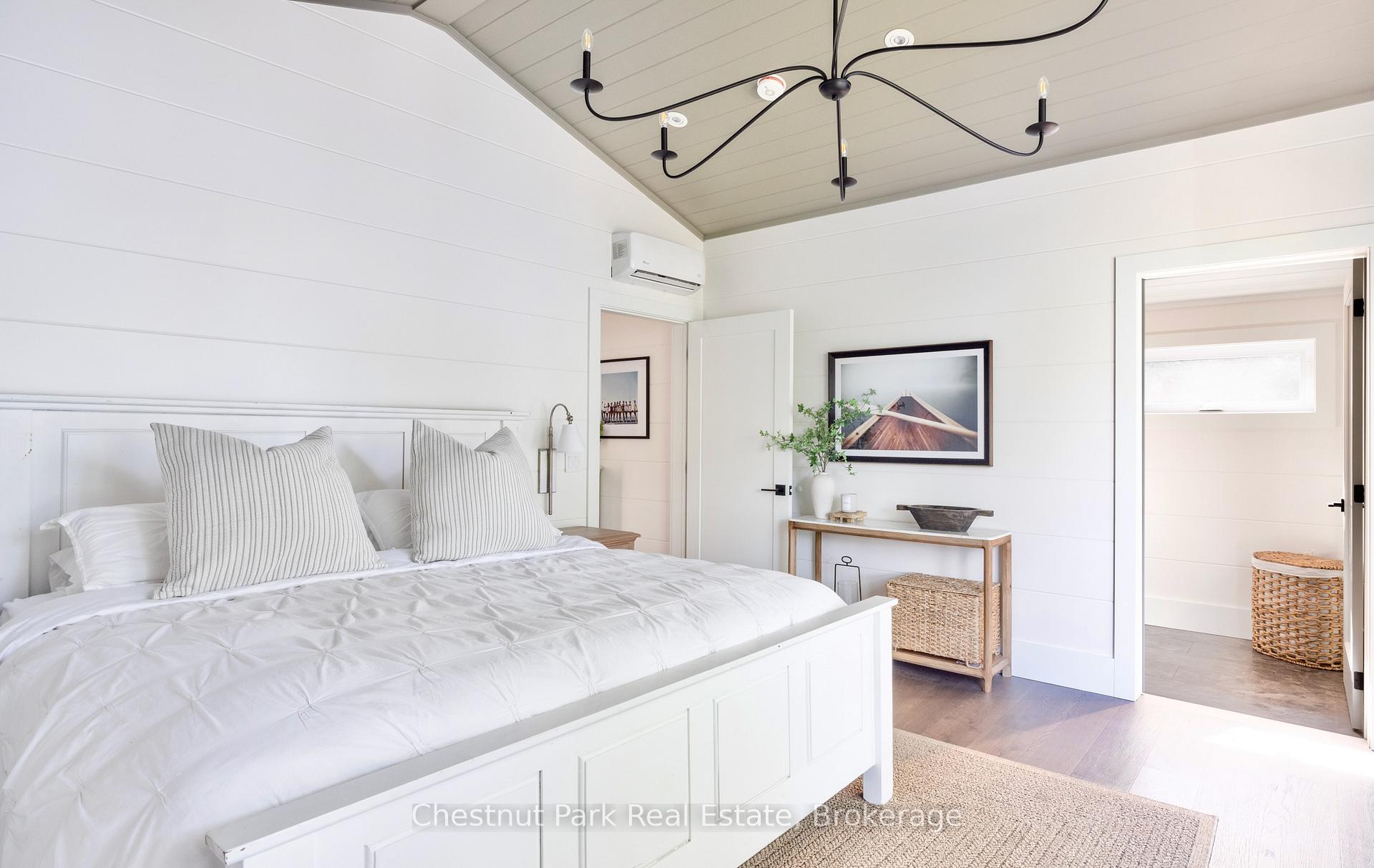 7 Bedroom Single Family Home/House's Image 22