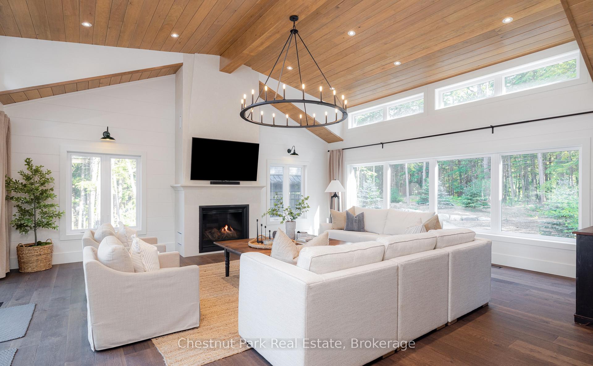 7 Bedroom Single Family Home/House's Image 10