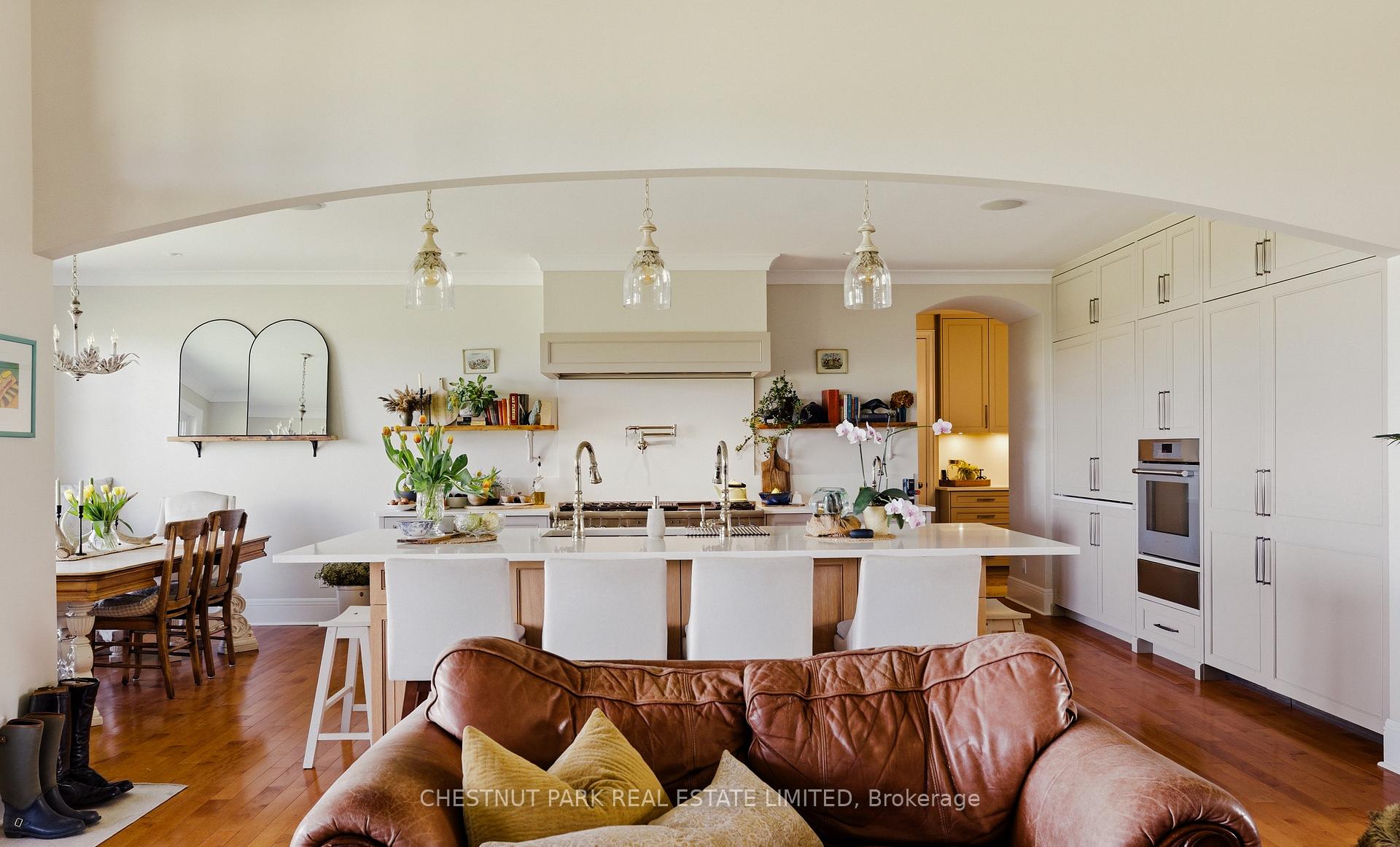 8 Bedroom Single Family Home/House's Image 6