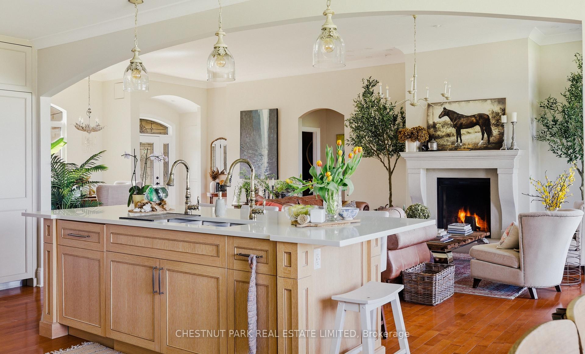 8 Bedroom Single Family Home/House's Image 3