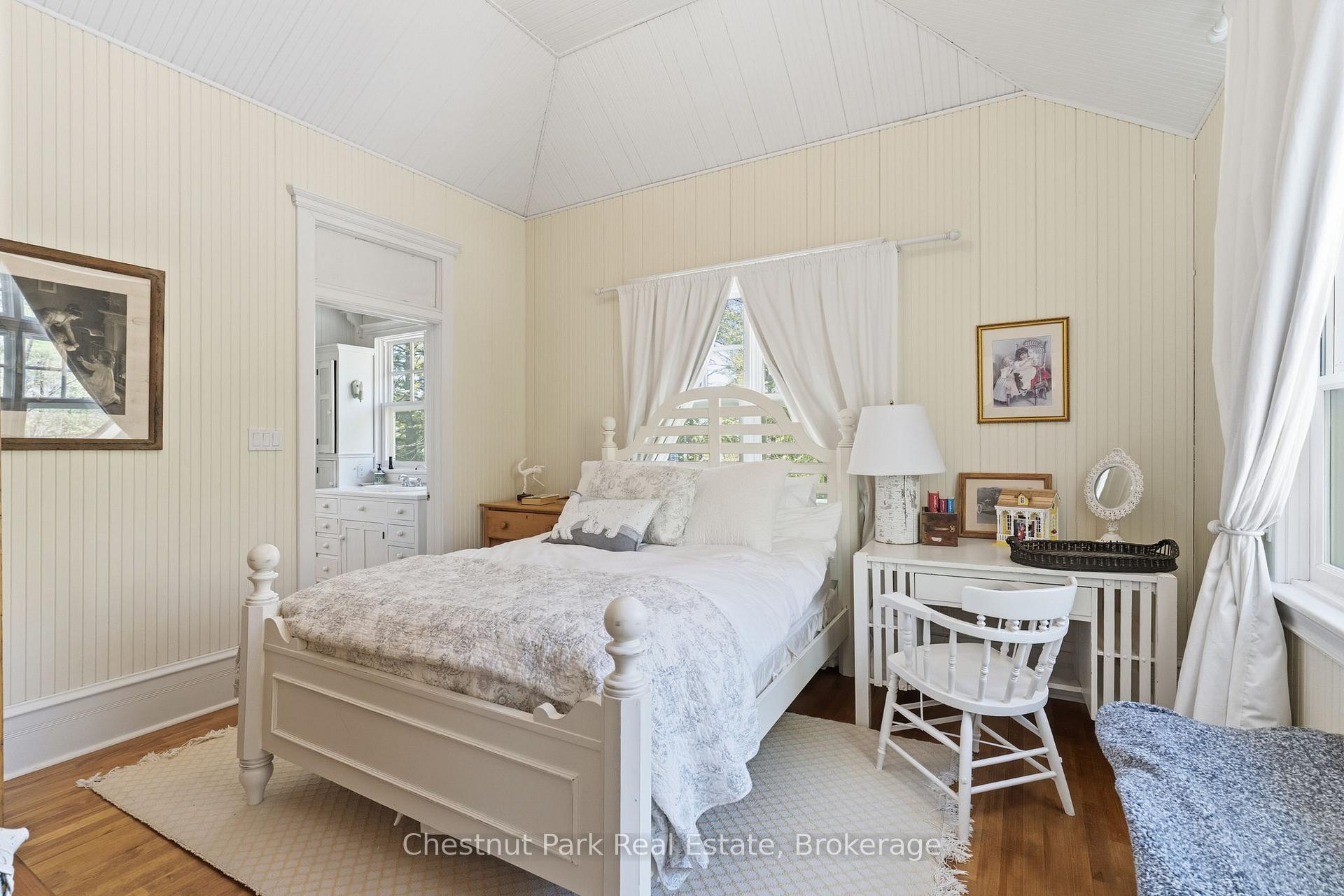 10 Bedroom Single Family Home/House's Image 15