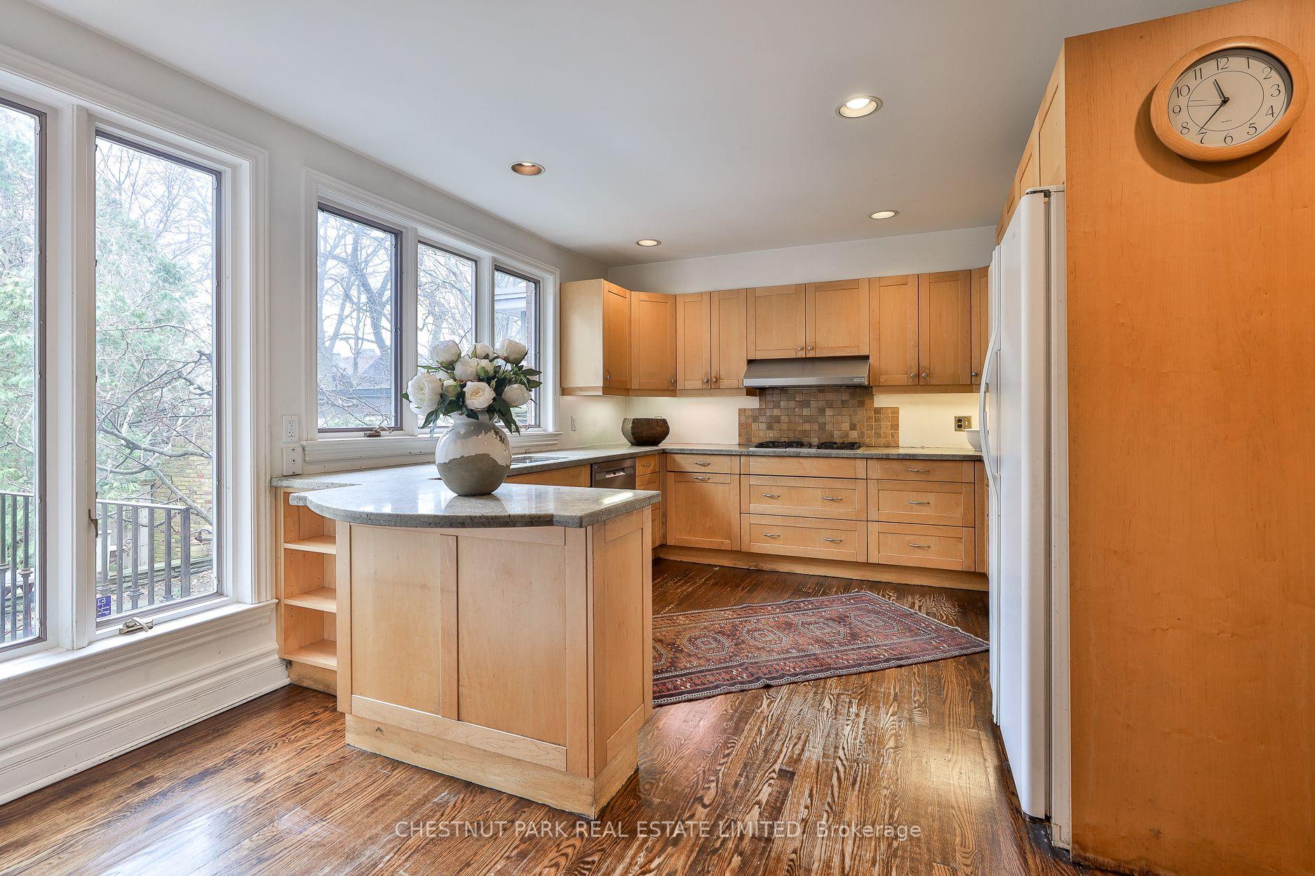 7 Bedroom Single Family Home/House's Image 14