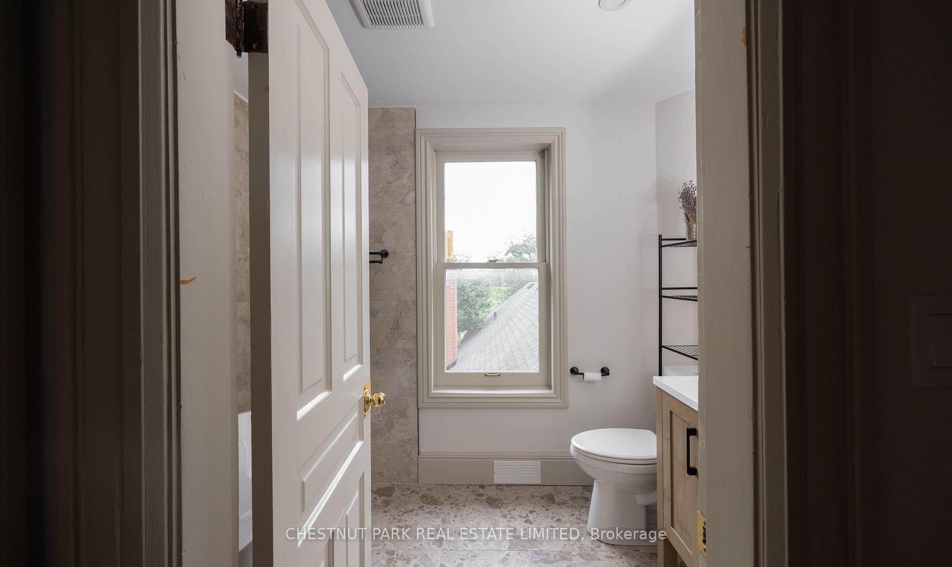 6 Bedroom Single Family Home/House's Image 20