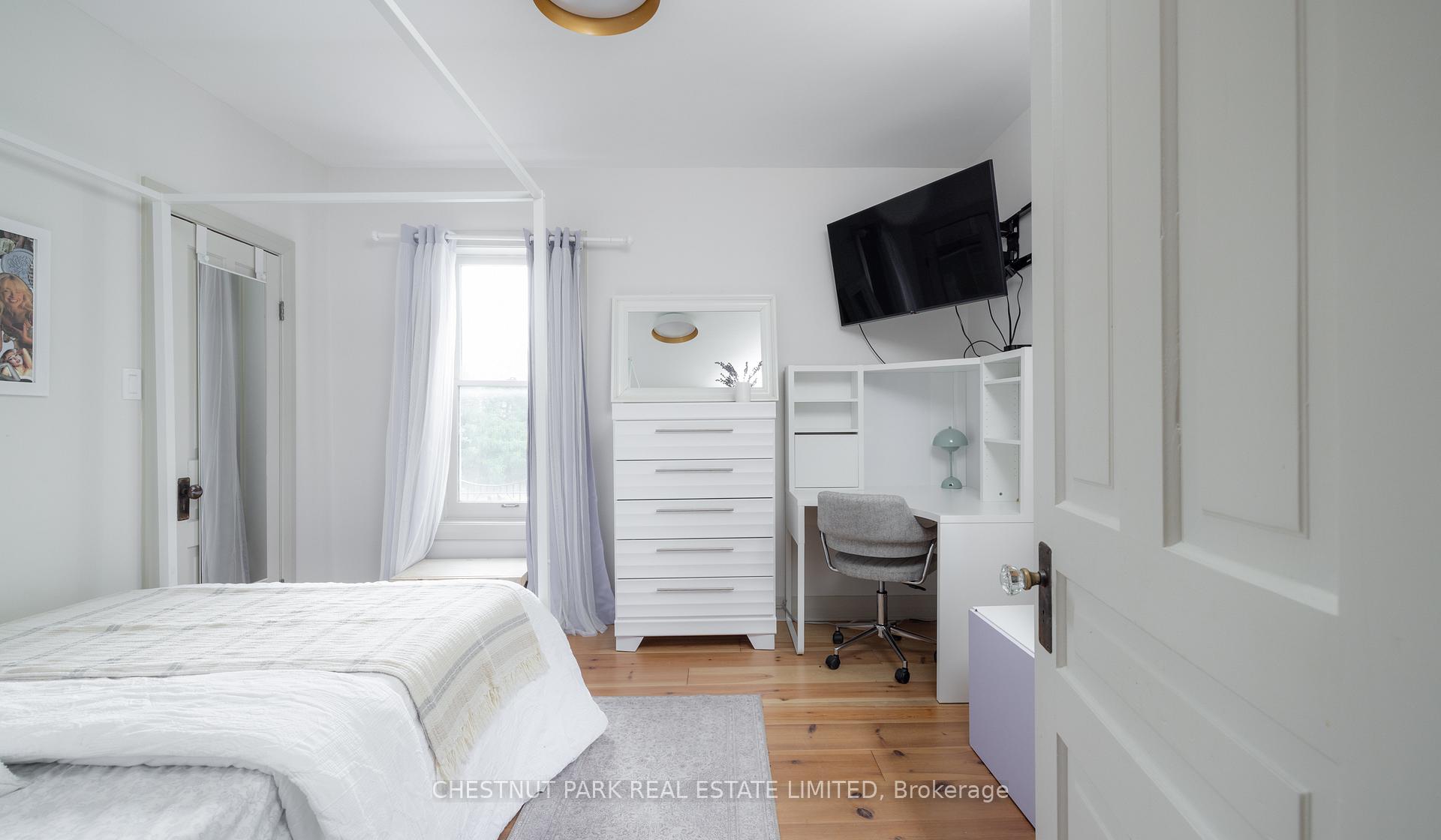 6 Bedroom Single Family Home/House's Image 19