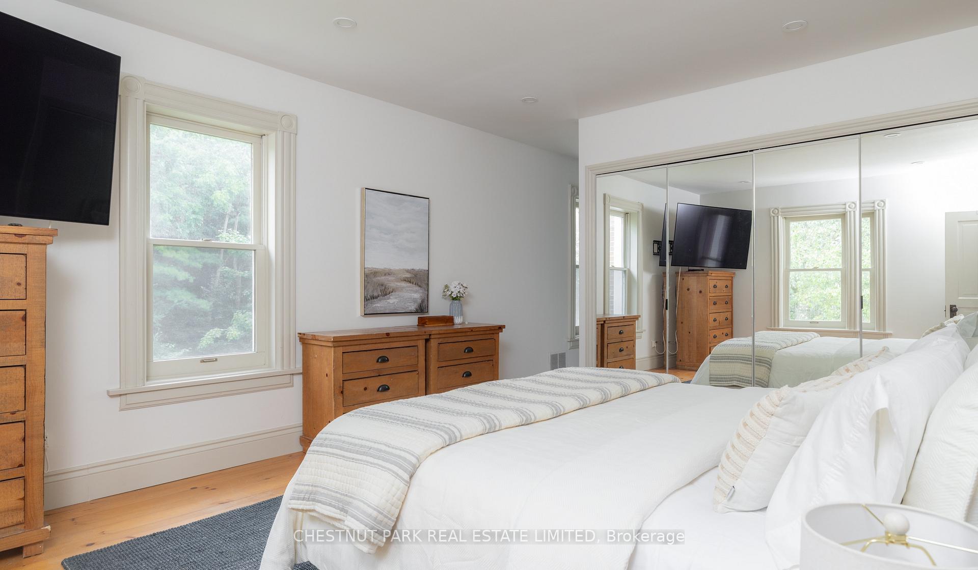 6 Bedroom Single Family Home/House's Image 16
