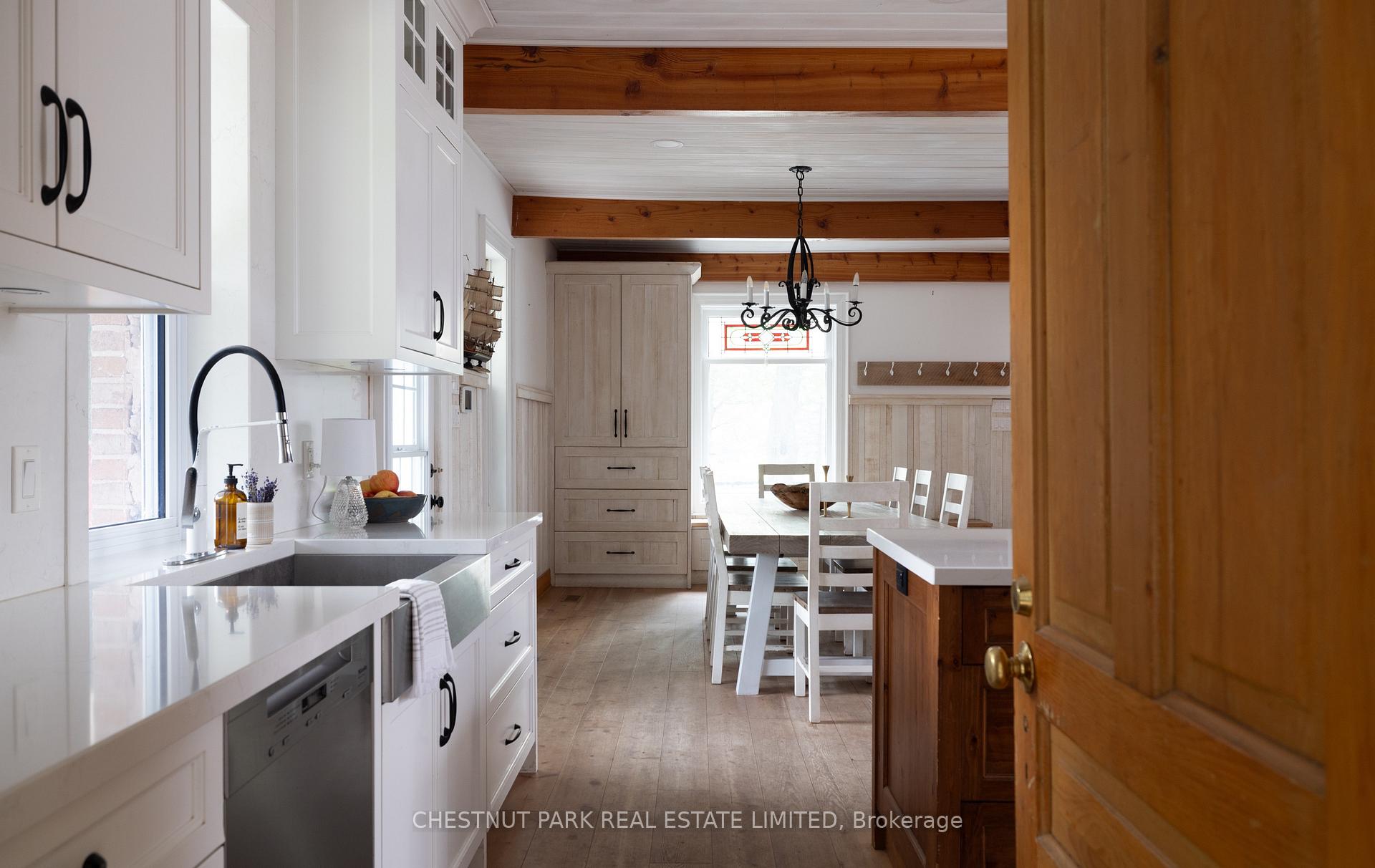 6 Bedroom Single Family Home/House's Image 10