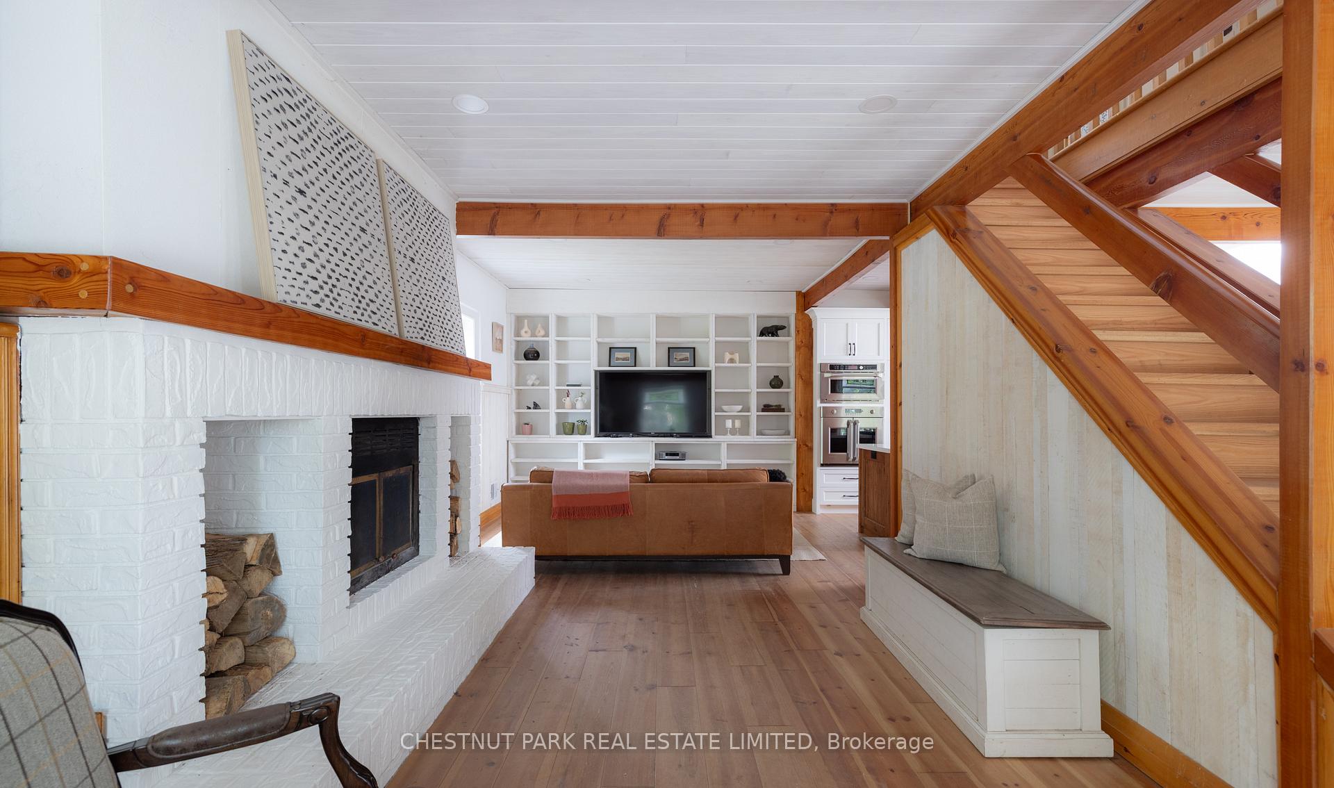 6 Bedroom Single Family Home/House's Image 13