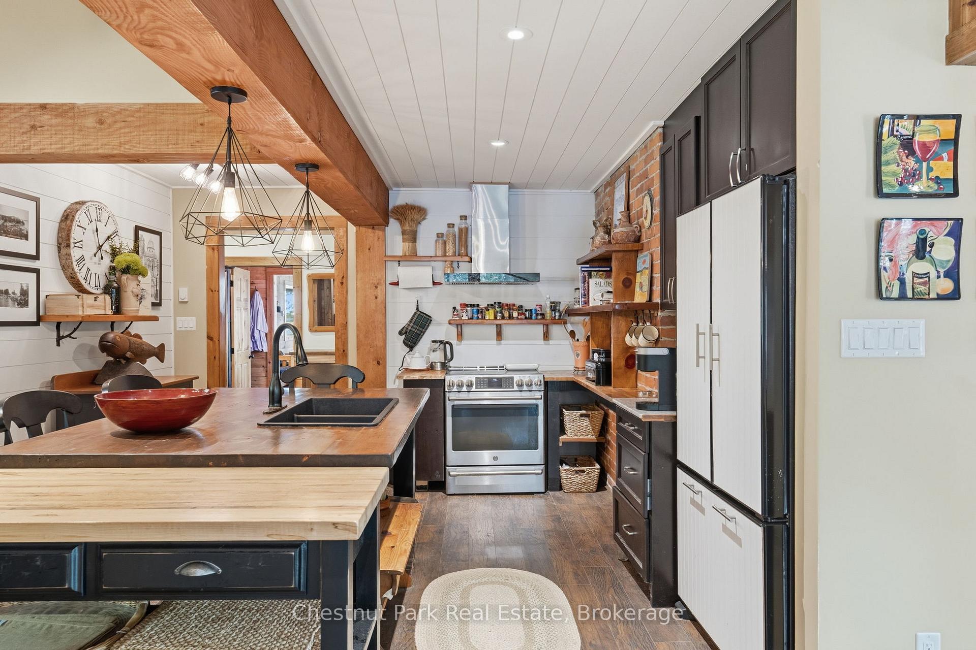 5 Bedroom Single Family Home/House's Image 14