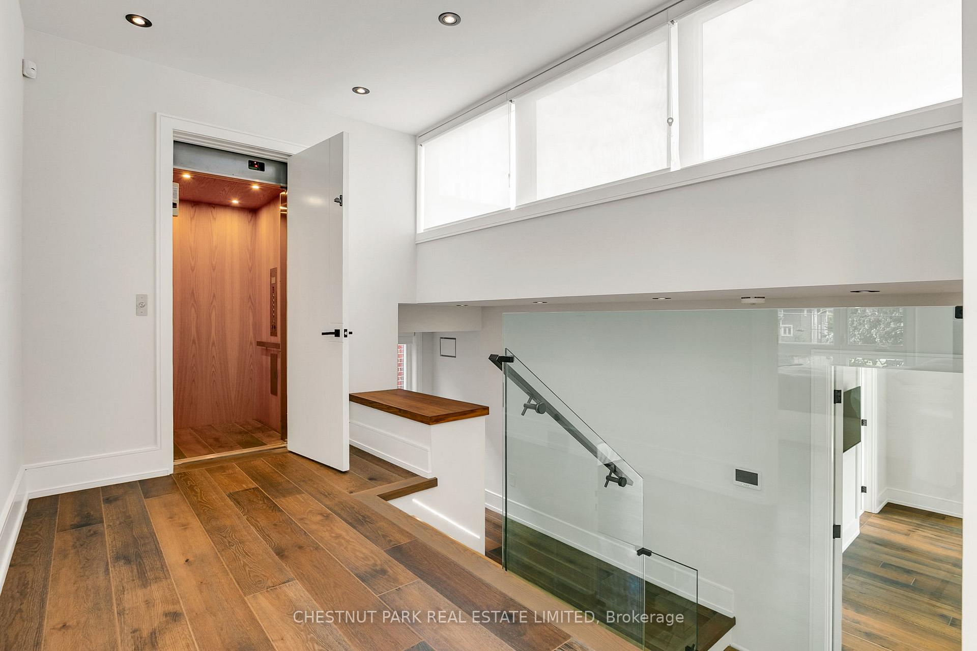 6 Bedroom Single Family Home/House's Image 32