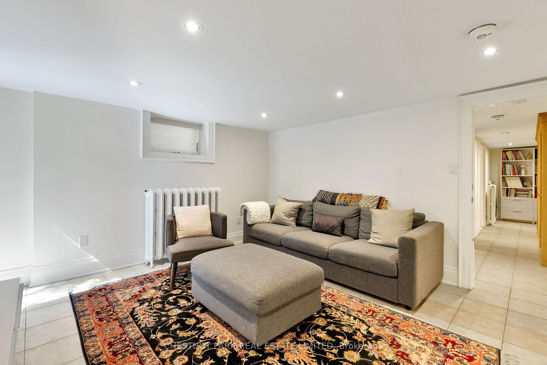 6 Bedroom Single Family Home/House's Image 35