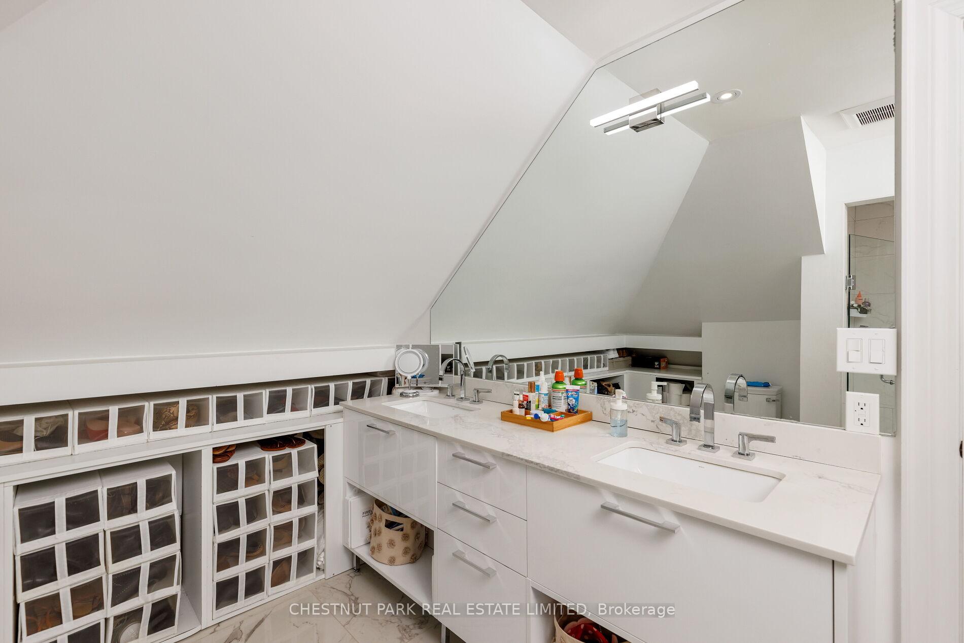 6 Bedroom Single Family Home/House's Image 30