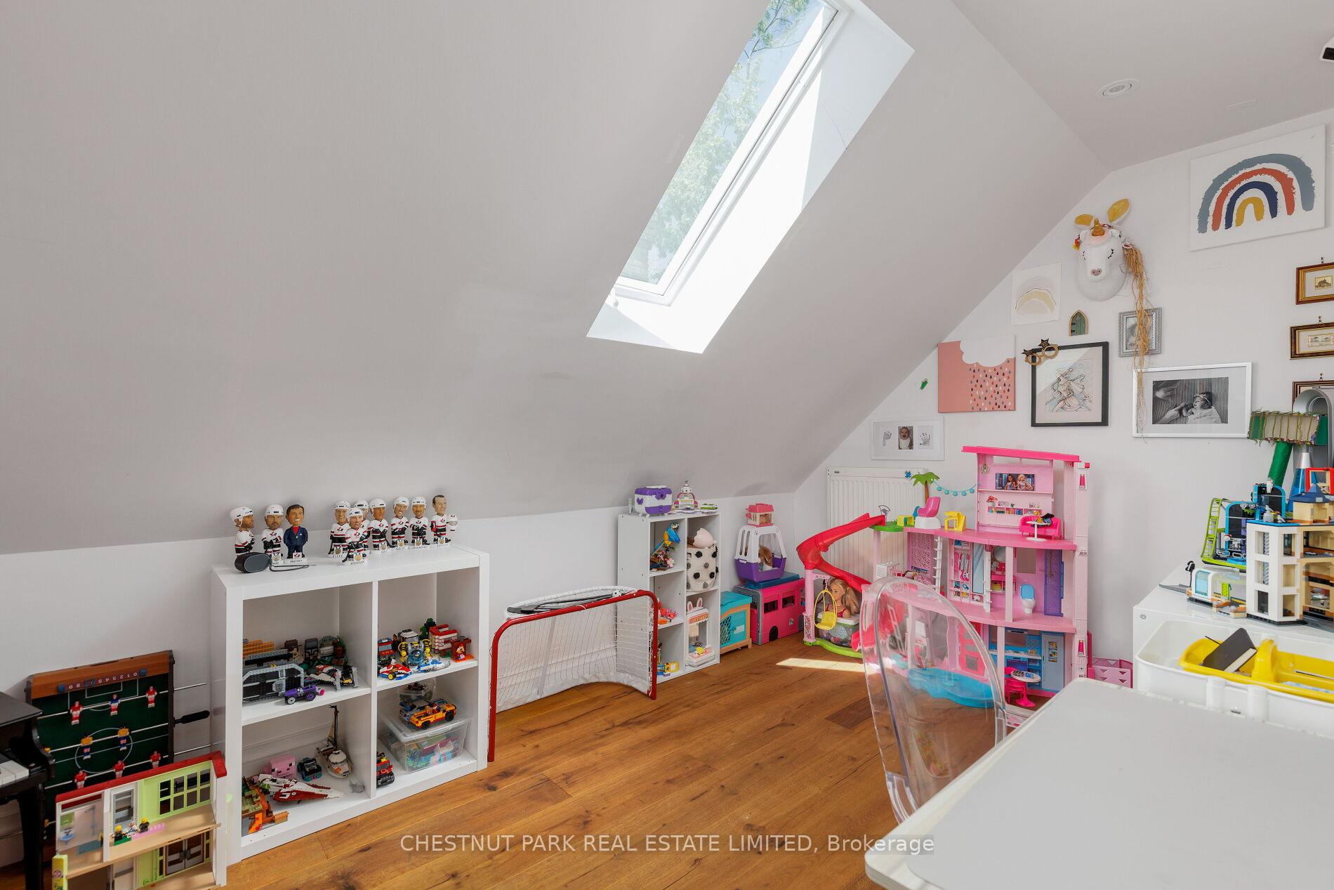 6 Bedroom Single Family Home/House's Image 32