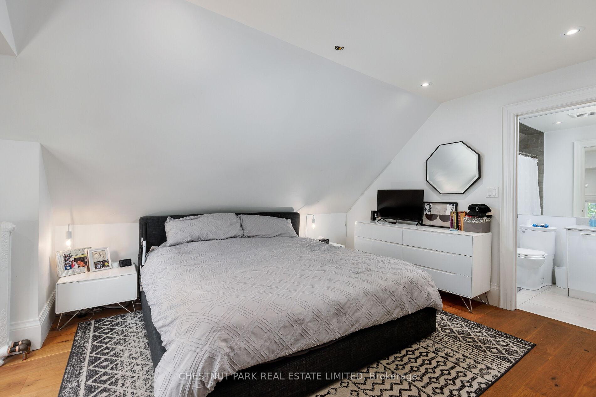 6 Bedroom Single Family Home/House's Image 27