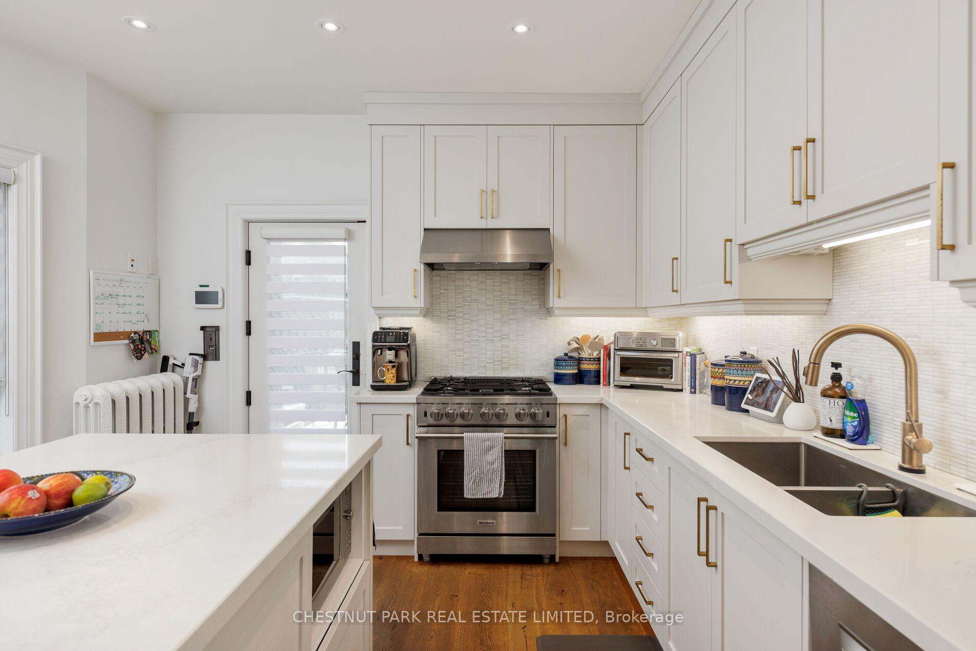 6 Bedroom Single Family Home/House's Image 24