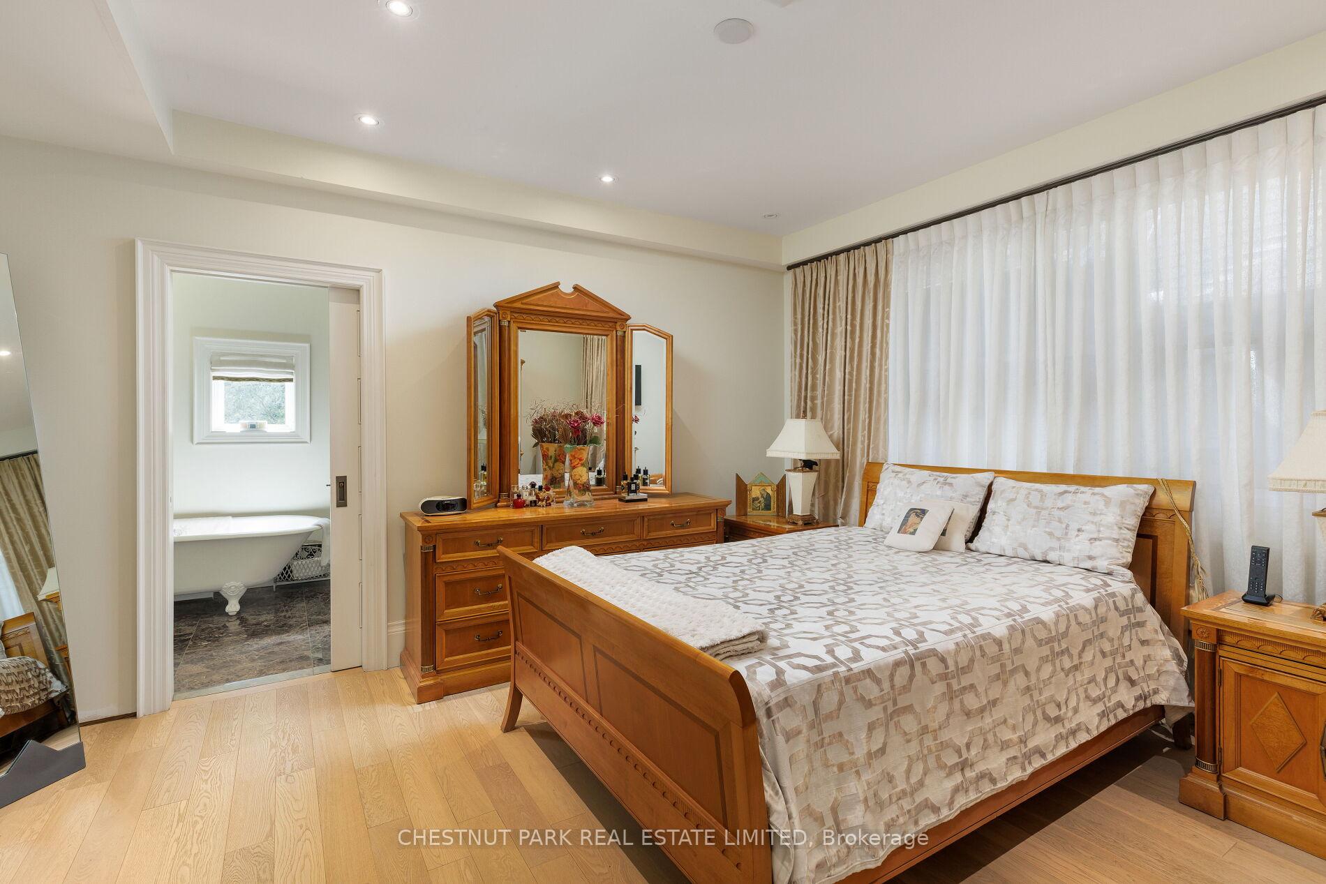 6 Bedroom Single Family Home/House's Image 15
