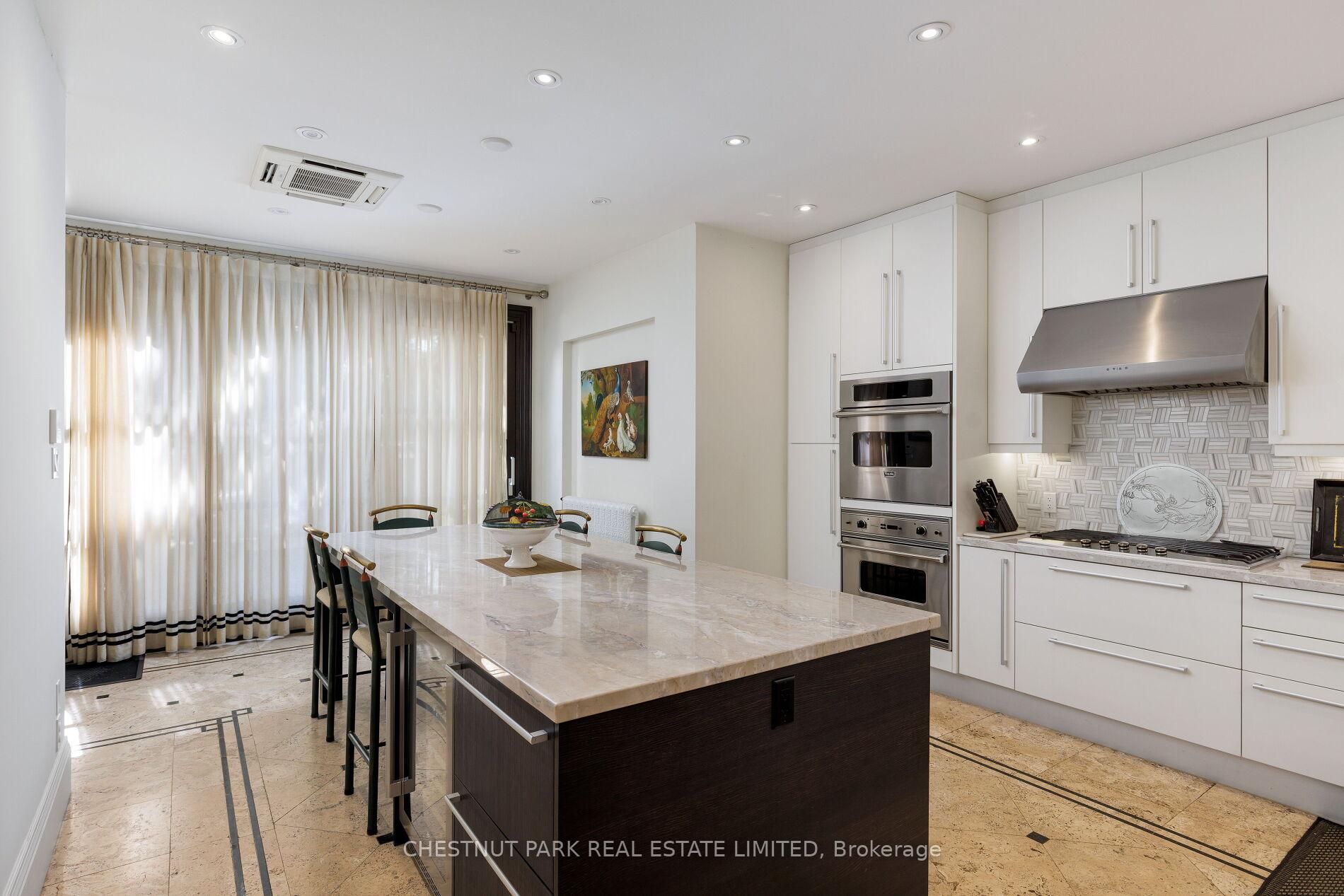 6 Bedroom Single Family Home/House's Image 12