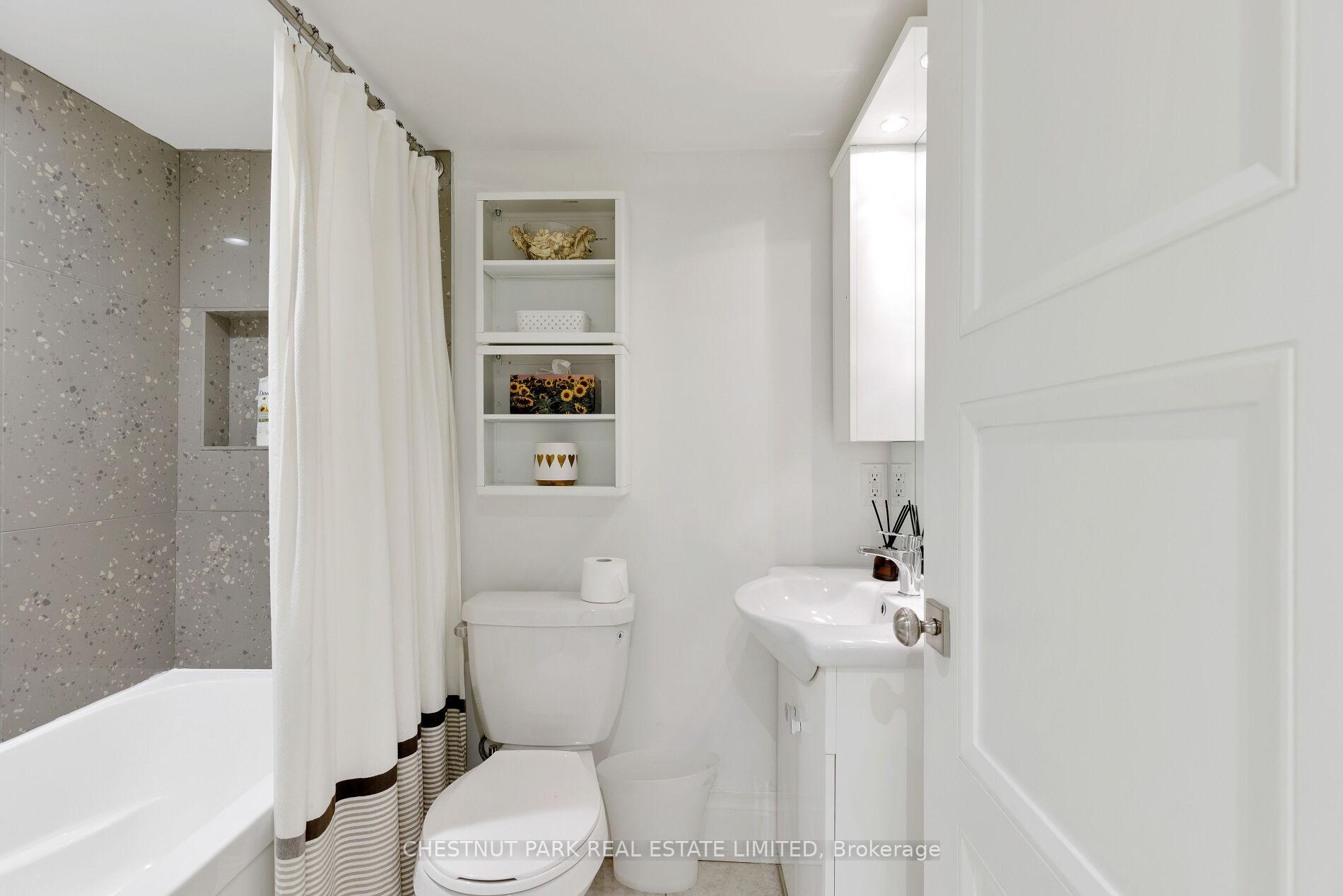 6 Bedroom Single Family Home/House's Image 38