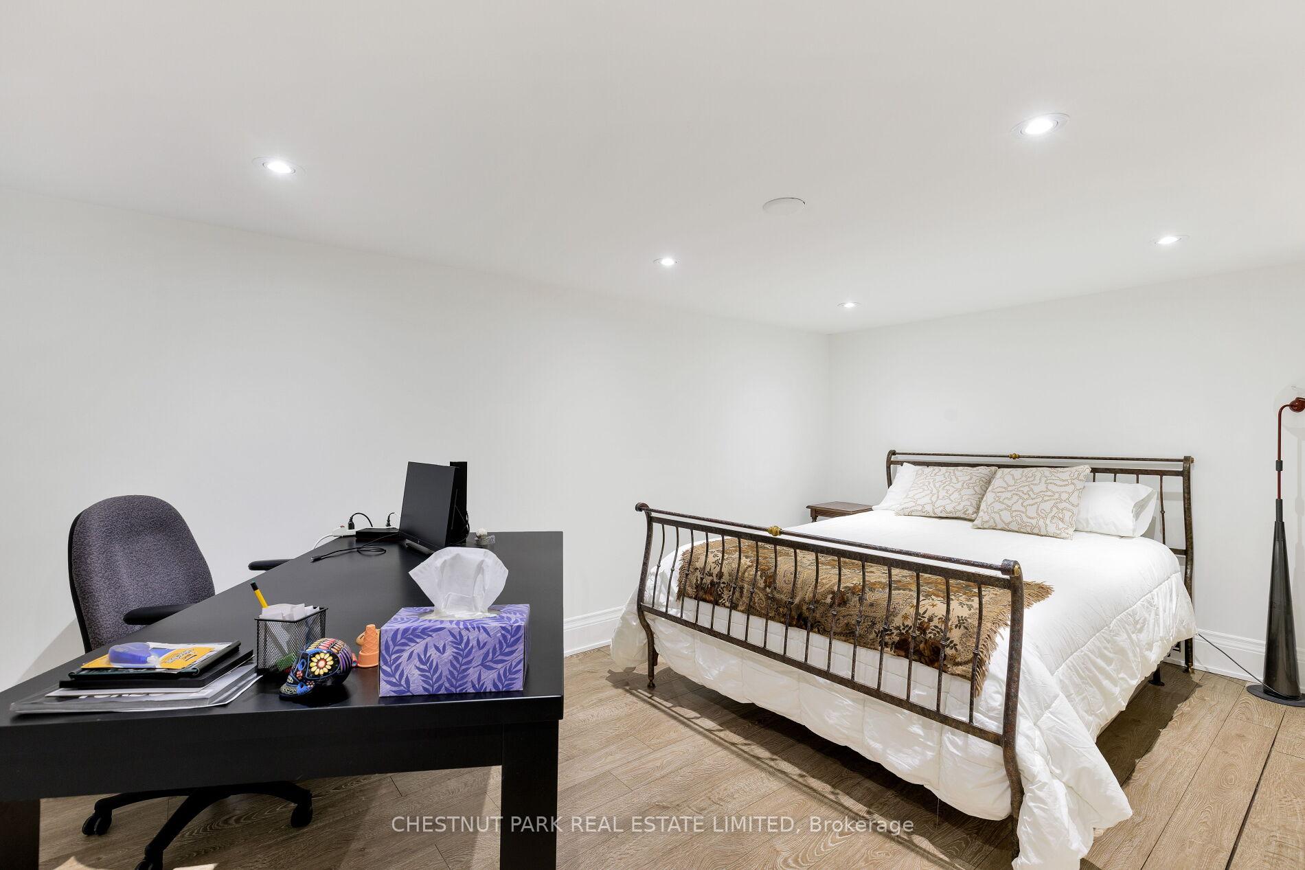 6 Bedroom Single Family Home/House's Image 37