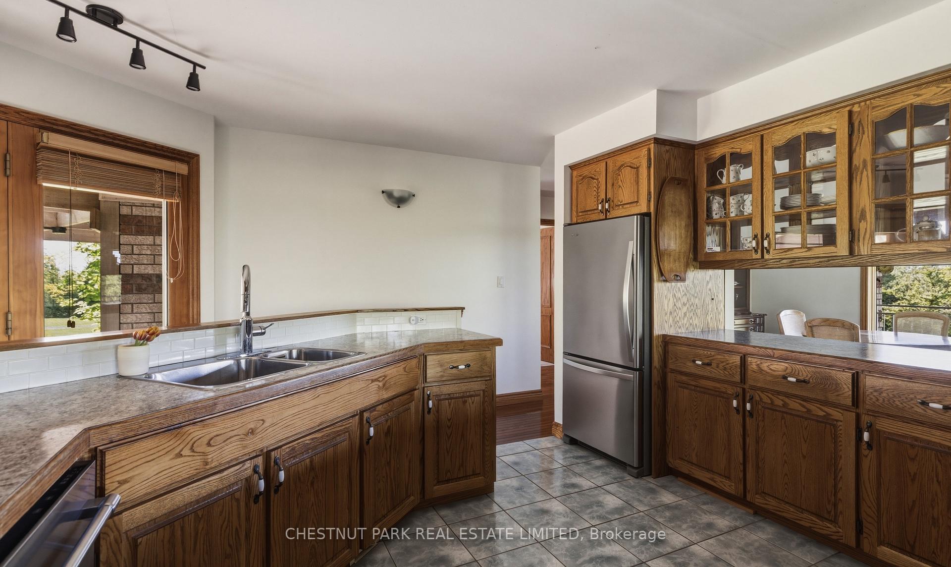 6 Bedroom Single Family Home/House's Image 5