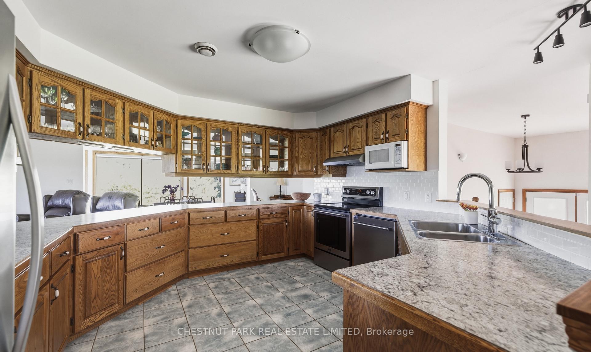6 Bedroom Single Family Home/House's Image 3