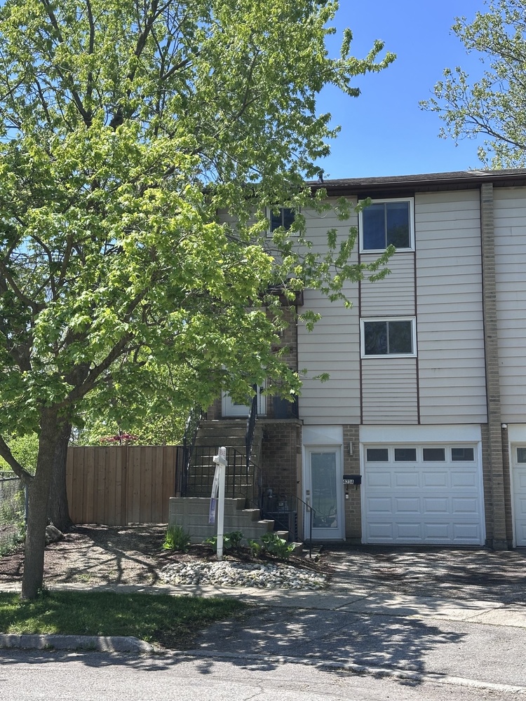 a - 423 Cadbury Court Waterloo Ontario Canada Sale residential Cari Hewick RE/MAX Solid Gold Realty (II) Ltd., Brokerage*