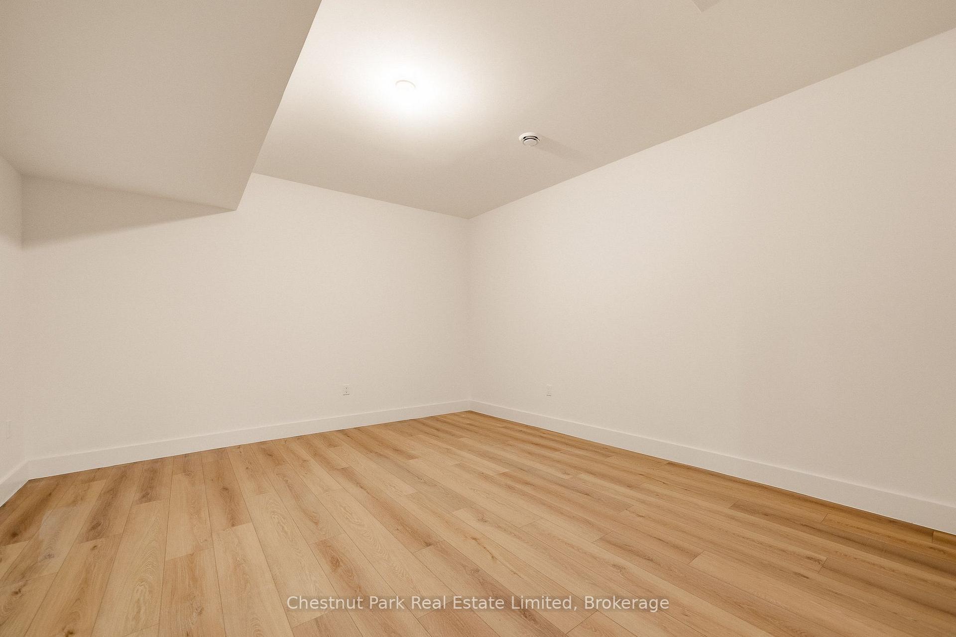 6 Bedroom Single Family Home/House's Image 42