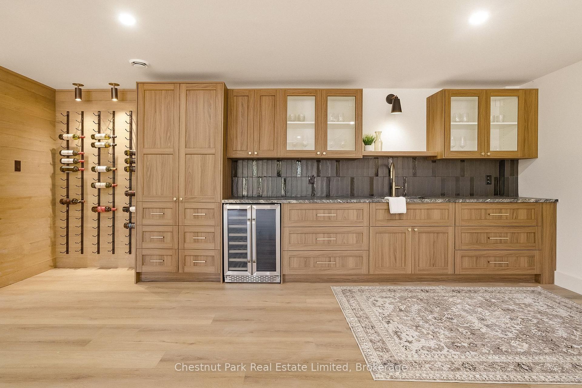 6 Bedroom Single Family Home/House's Image 32
