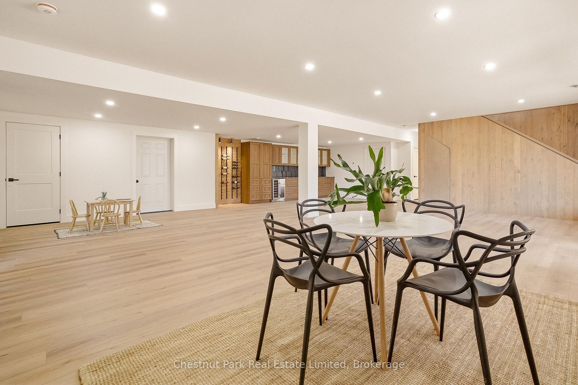 6 Bedroom Single Family Home/House's Image 33