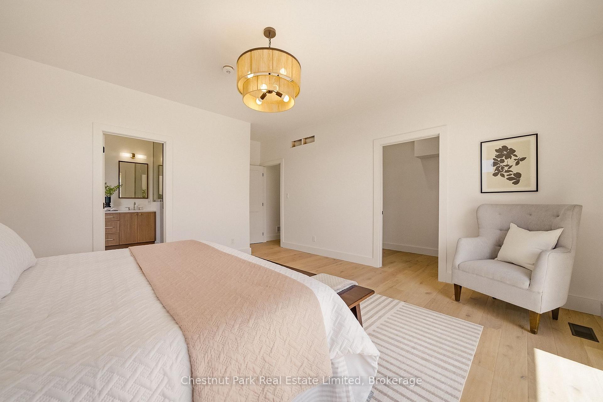 6 Bedroom Single Family Home/House's Image 21