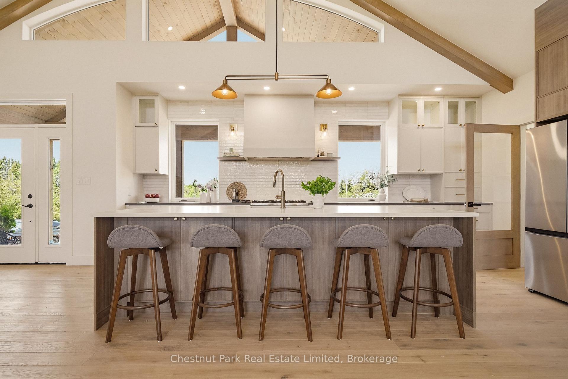 6 Bedroom Single Family Home/House's Image 11