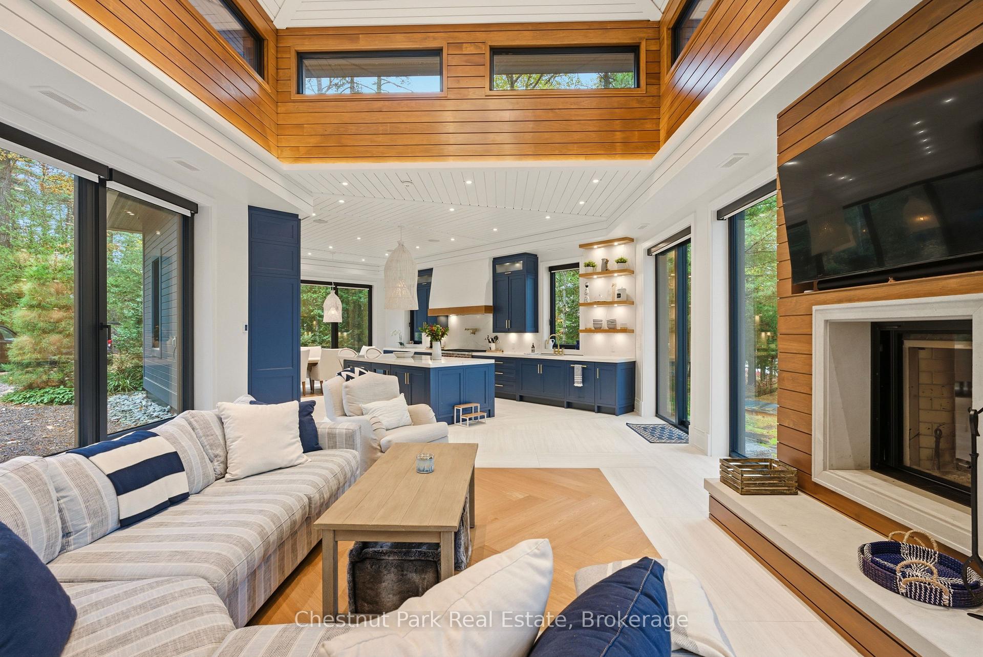 6 Bedroom Single Family Home/House's Image 3