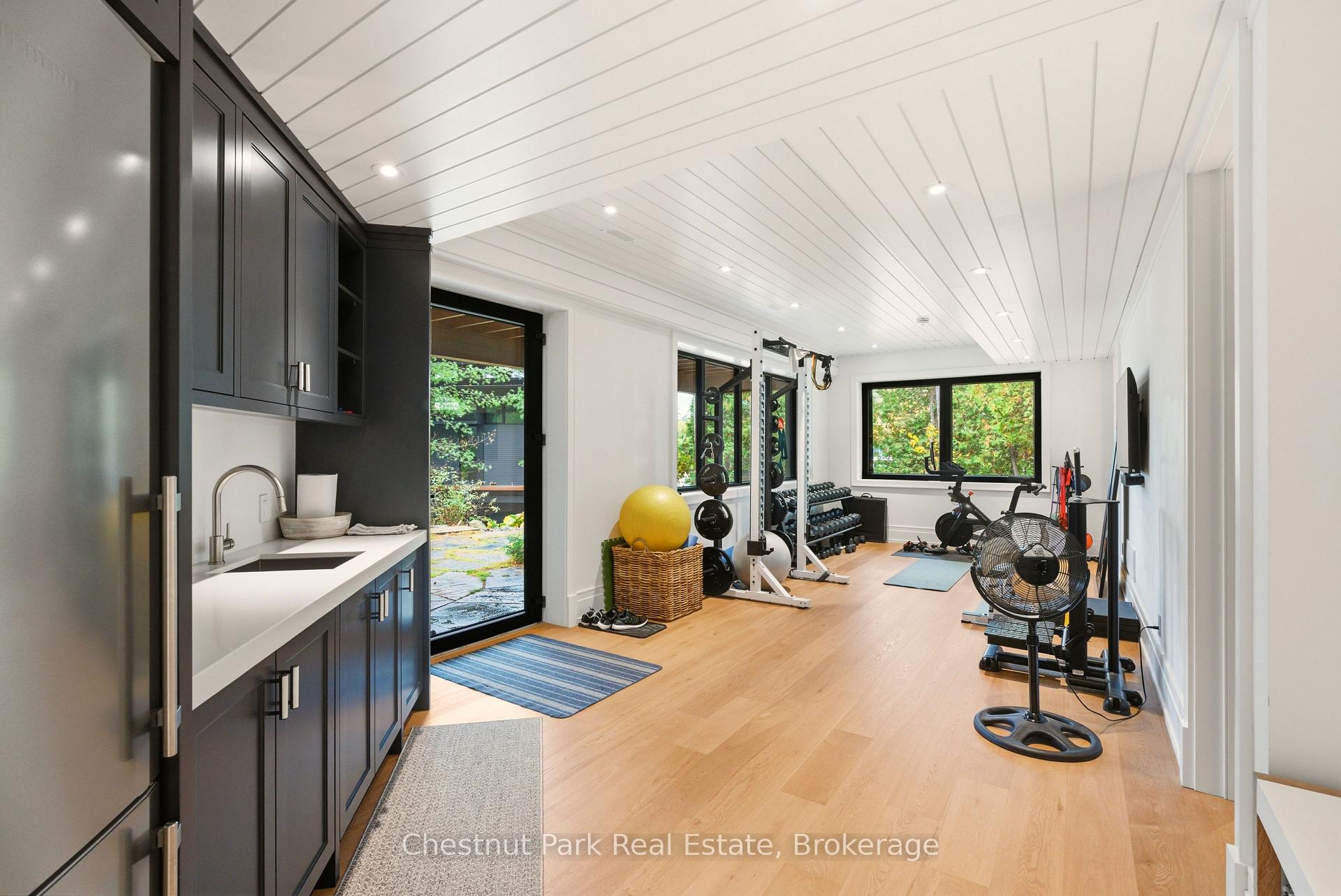 6 Bedroom Single Family Home/House's Image 13