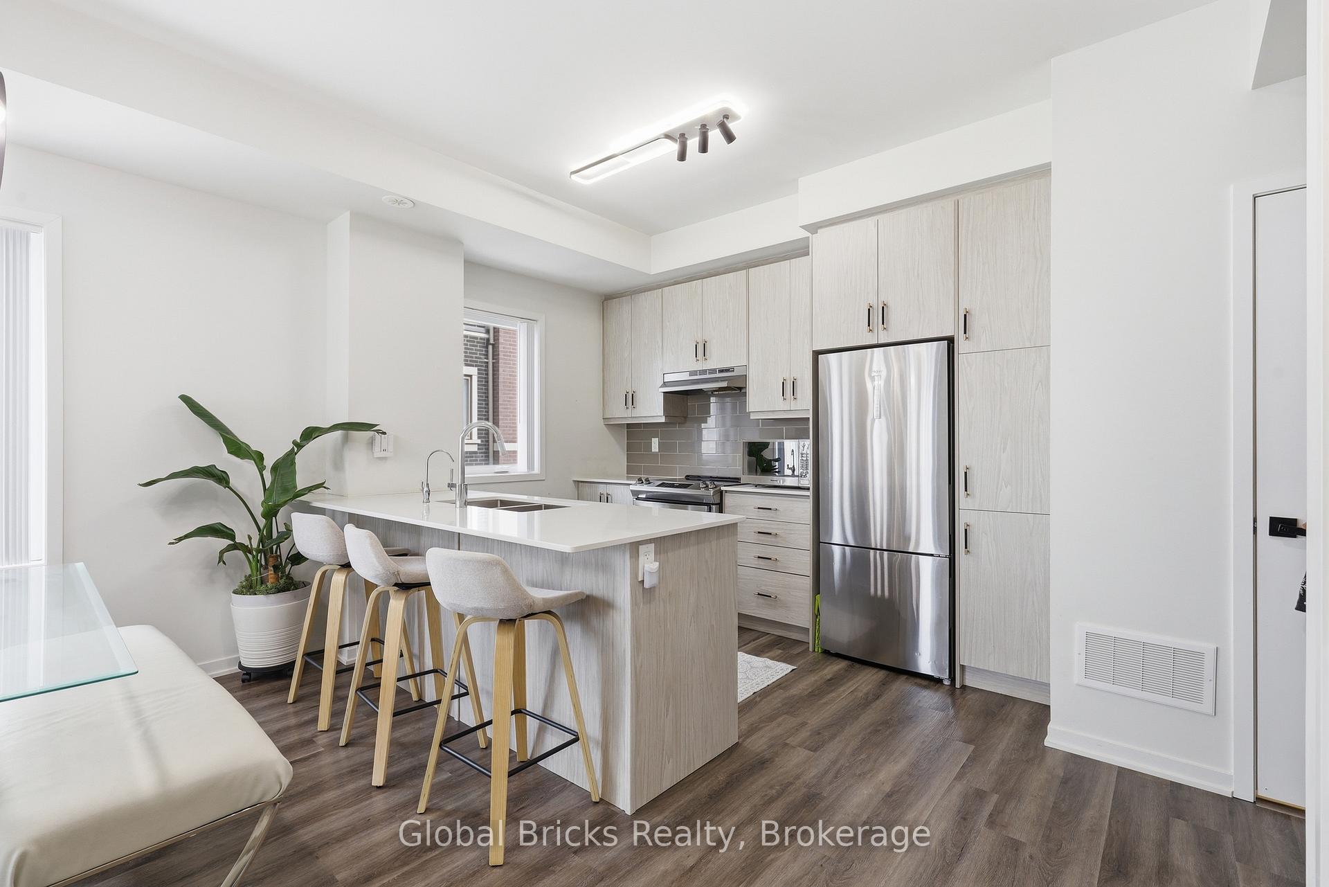 TH #210 - 131 Honeycrisp Crescent Vaughan Ontario Canada Sale residential MNG Team HomeLife/ROMANO Realty Ltd., Brokerage