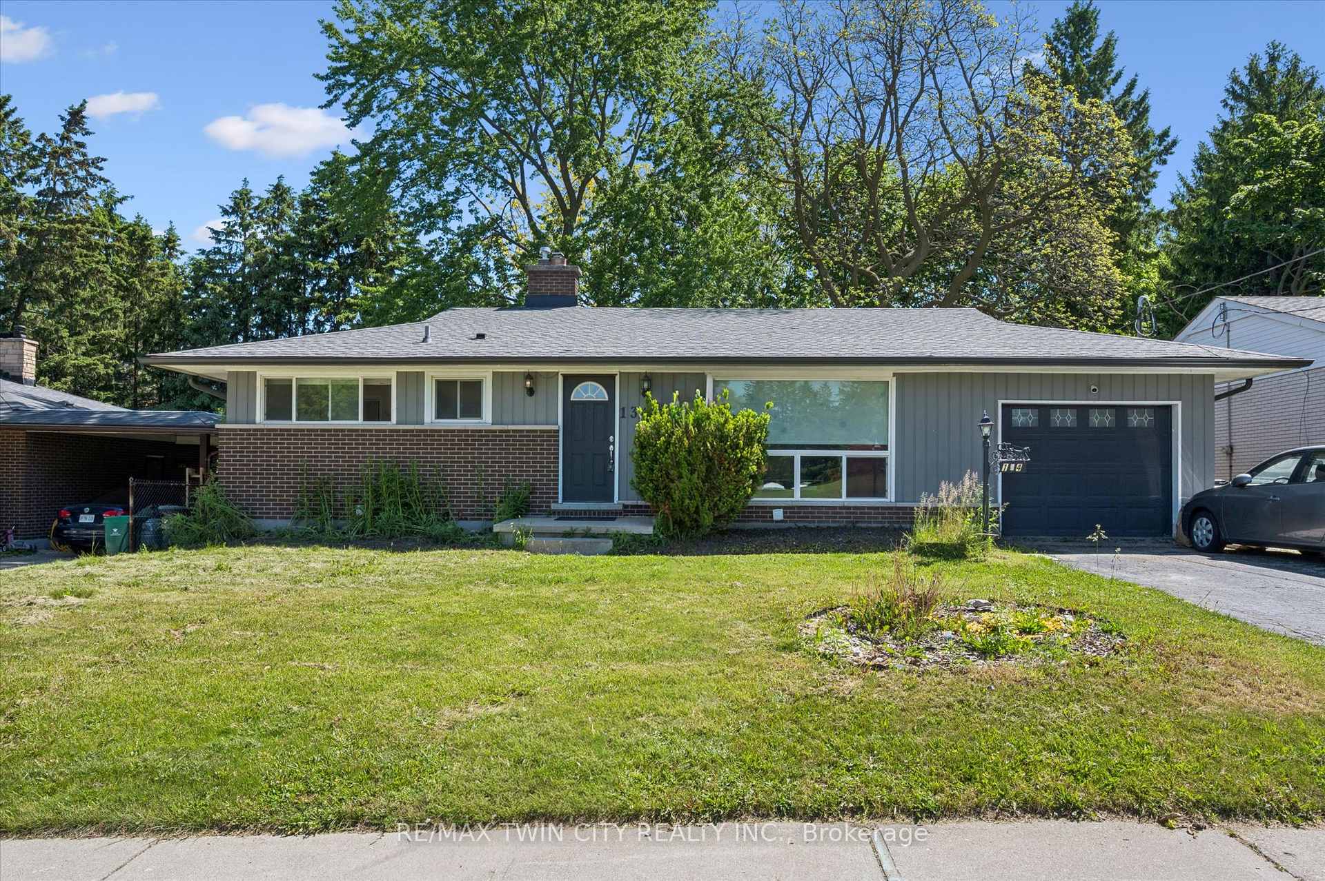 134 Westmount Road E Kitchener Ontario Canada Sale residential Frieda Kotsopoulos RE/MAX Twin City Realty Inc., Brokerage *