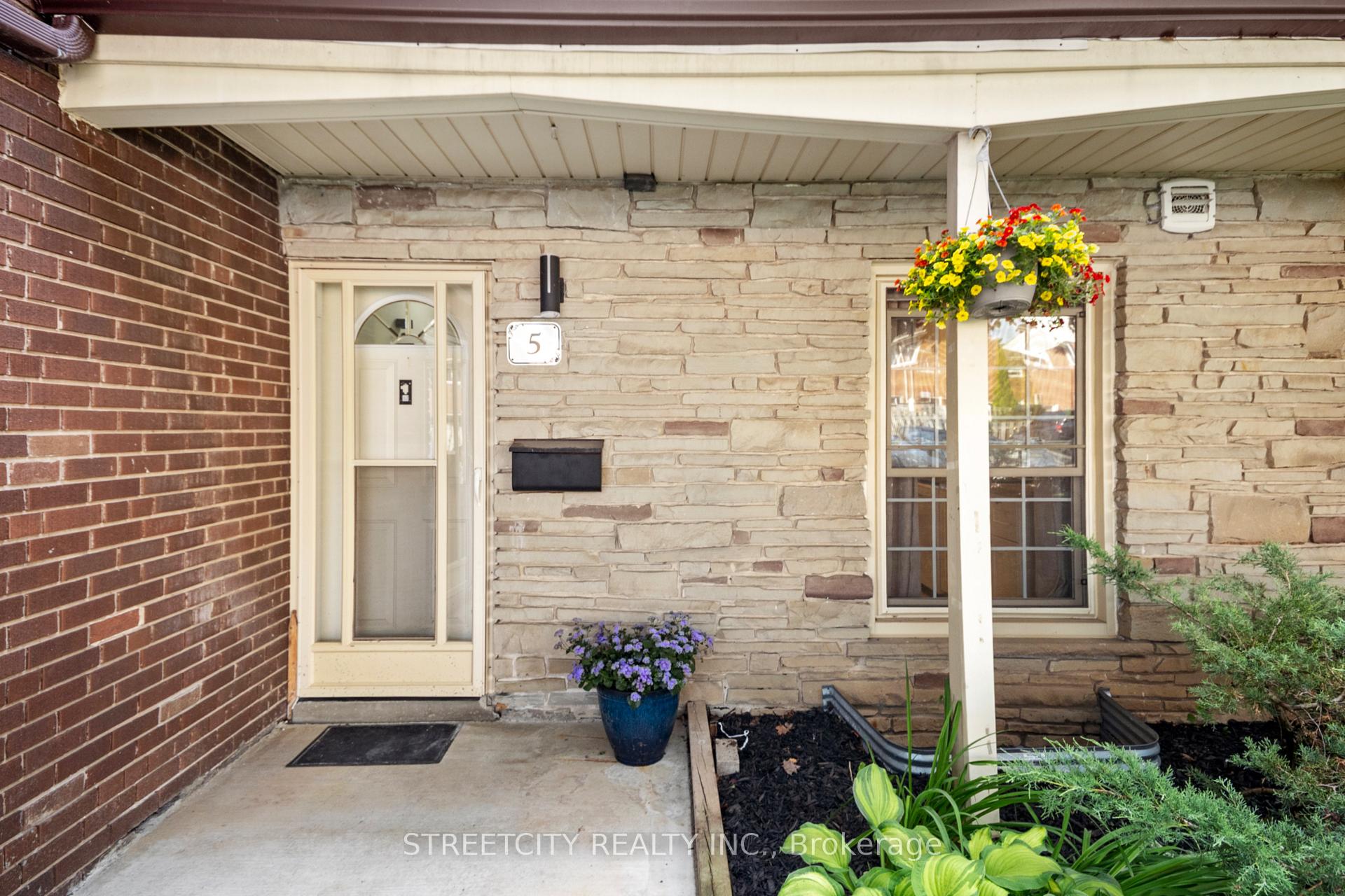 5 Arbour Glen Crescent London East Ontario Canada Sale residential Frank Pontes STREETCITY REALTY INC., BROKERAGE*