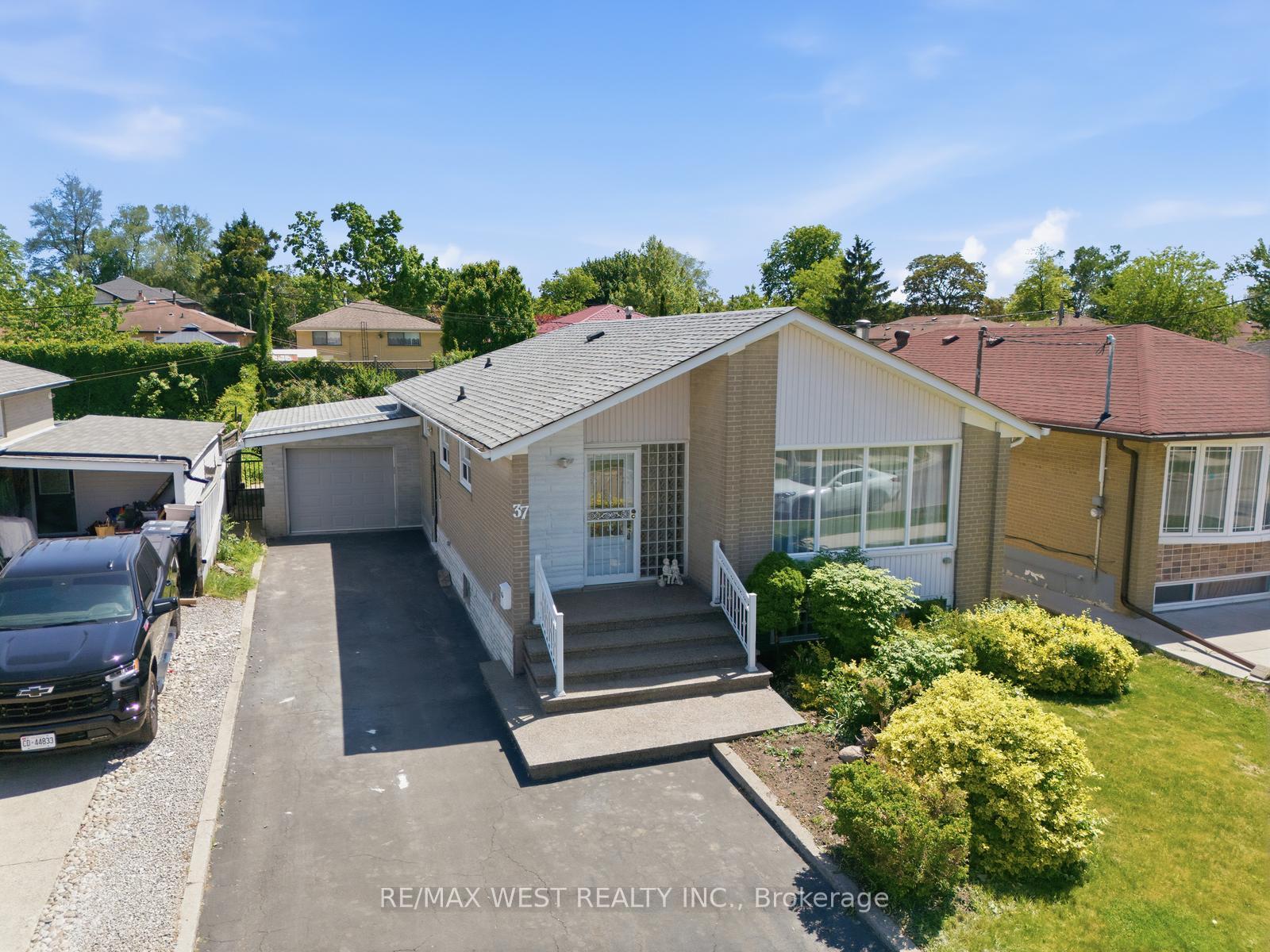 37 Beaumonde Heights Drive Toronto Ontario Canada Sale residential KHALID BUTT RE/MAX West Realty Inc., Brokerage *