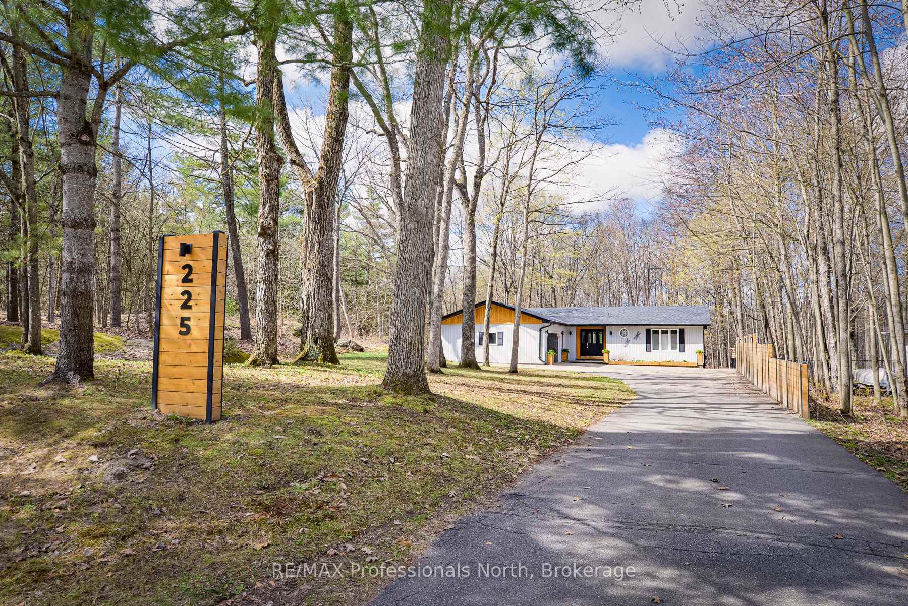 225 Blanchard Street W Gravenhurst Ontario Canada Sale residential Radka Hnilicova Anchor Realty, Brokerage*