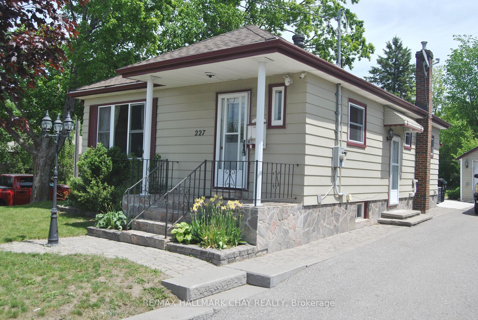 227 Duckworth Street Barrie Ontario Canada Sale residential Mark Leader RE/MAX Hallmark Chay Realty, Brokerage