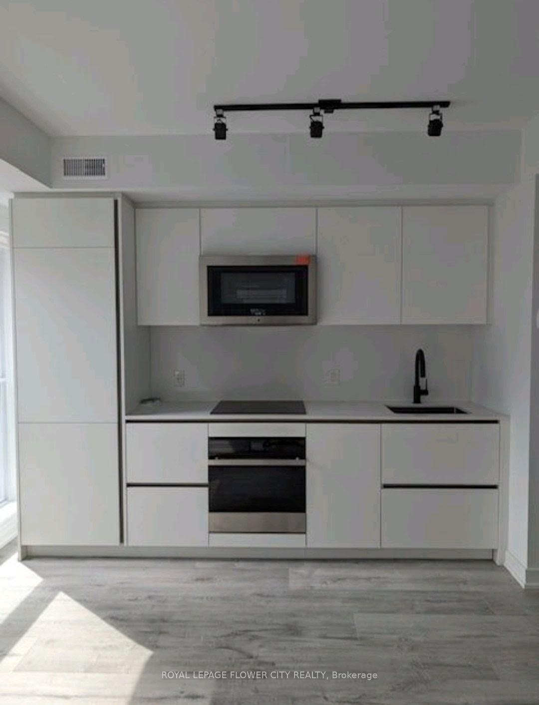 704 - 327 King Street W Toronto Ontario Canada Rent residential Brian Matthews RE/MAX Realtron Realty Inc., Brokerage *