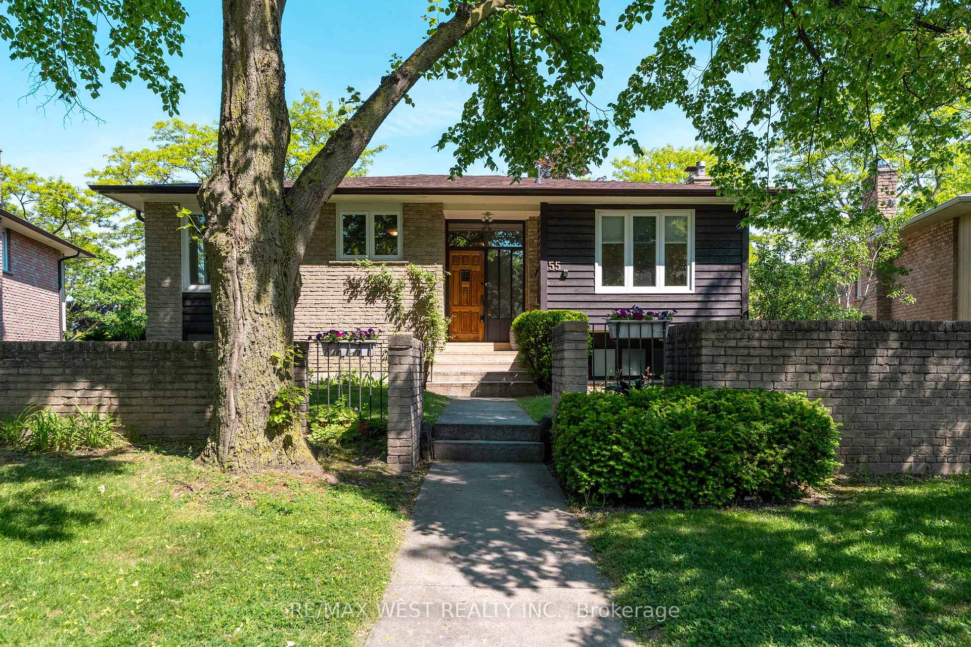 H55 - 55 Guildcrest Drive Toronto Ontario Canada Sale residential Helen Nioras RE/MAX West Realty Inc., Brokerage *