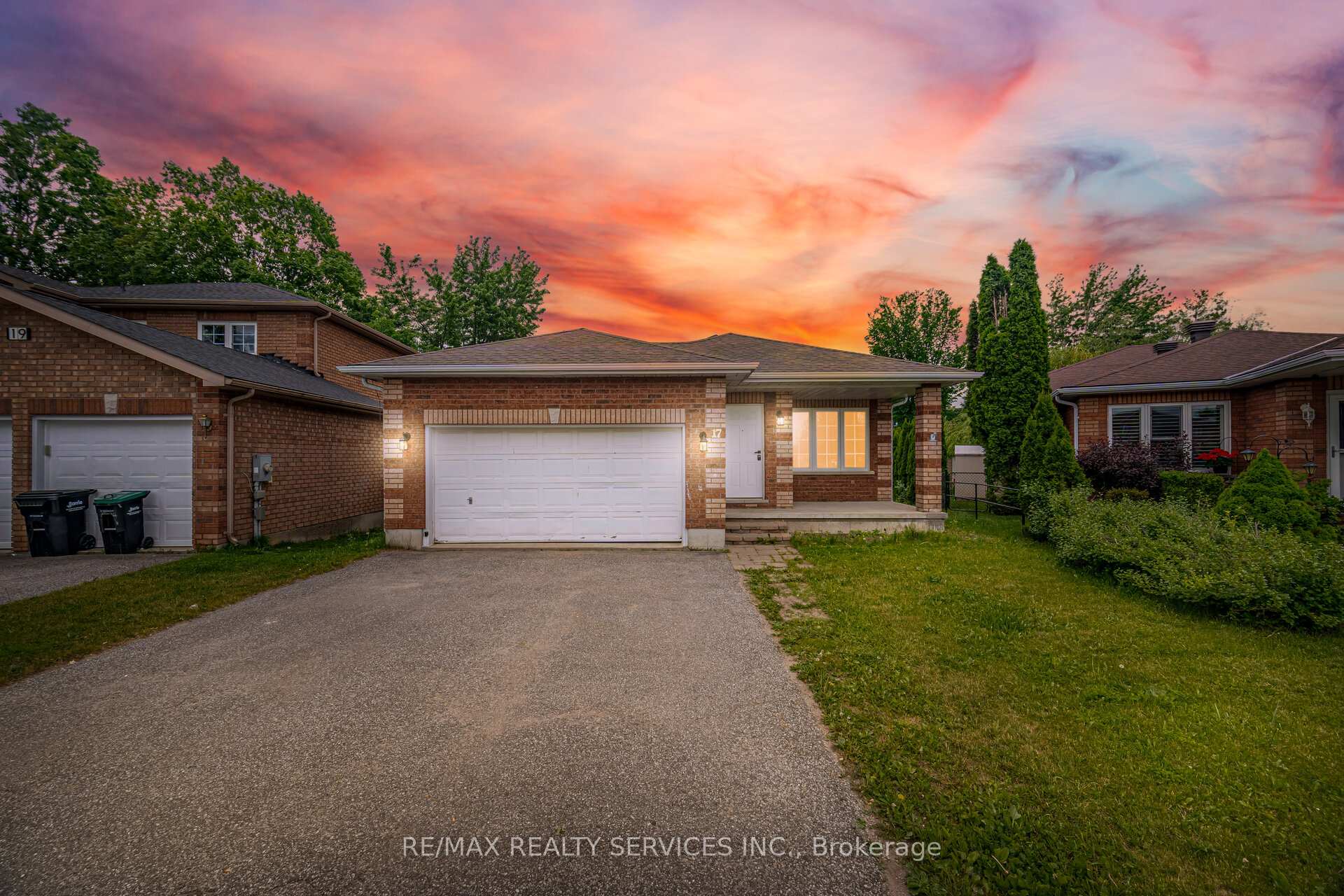 17 Sydenham Wells Barrie Ontario Canada Sale residential Gary Bhinder RE/MAX Realty Services Inc., Brokerage*