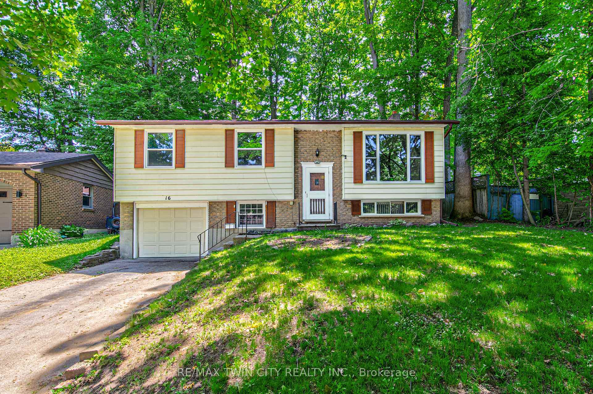16 Dogwood Place Cambridge Ontario Canada Sale residential Renee Blair Sotheby's International Realty Canada
