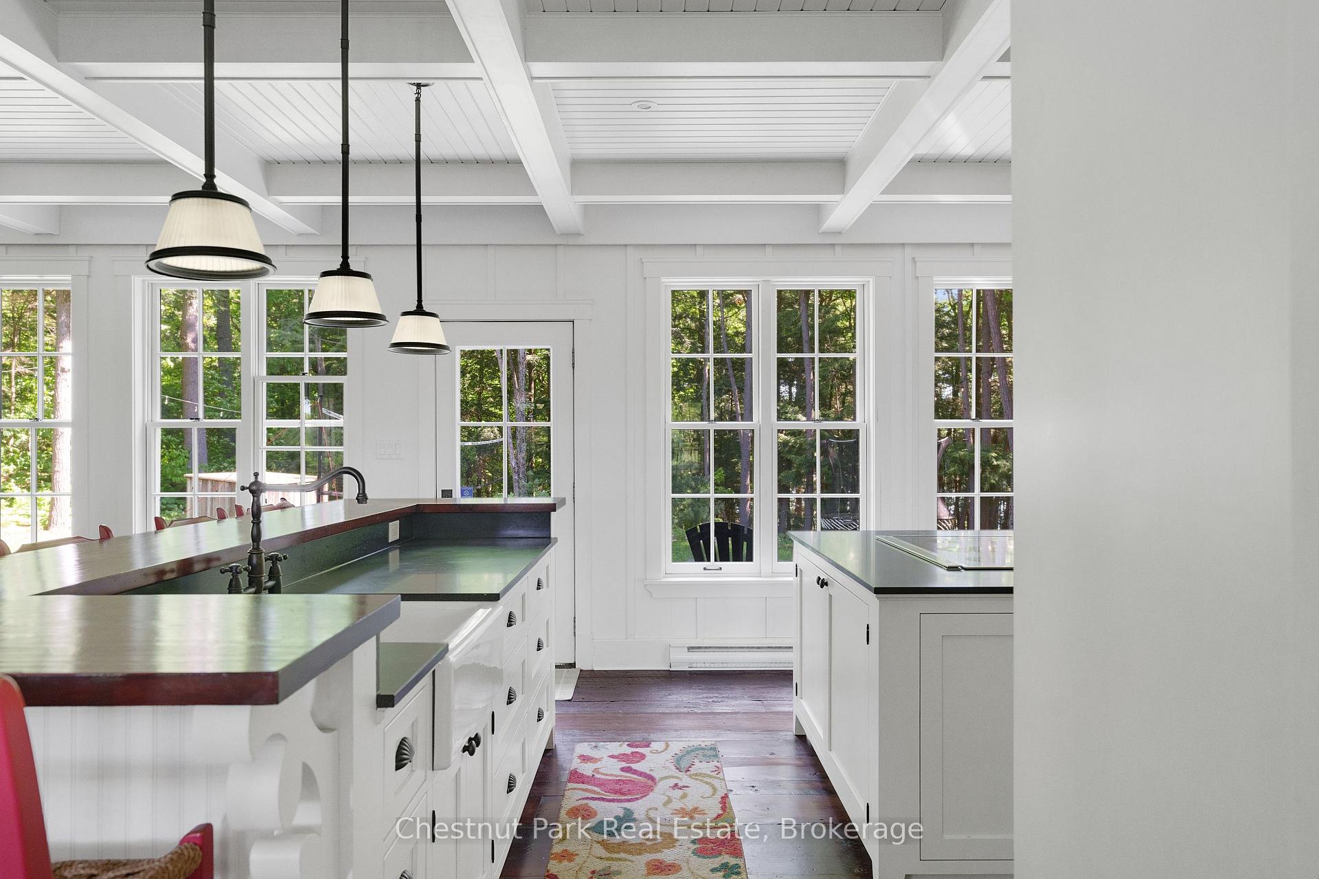 6 Bedroom Single Family Home/House's Image 12