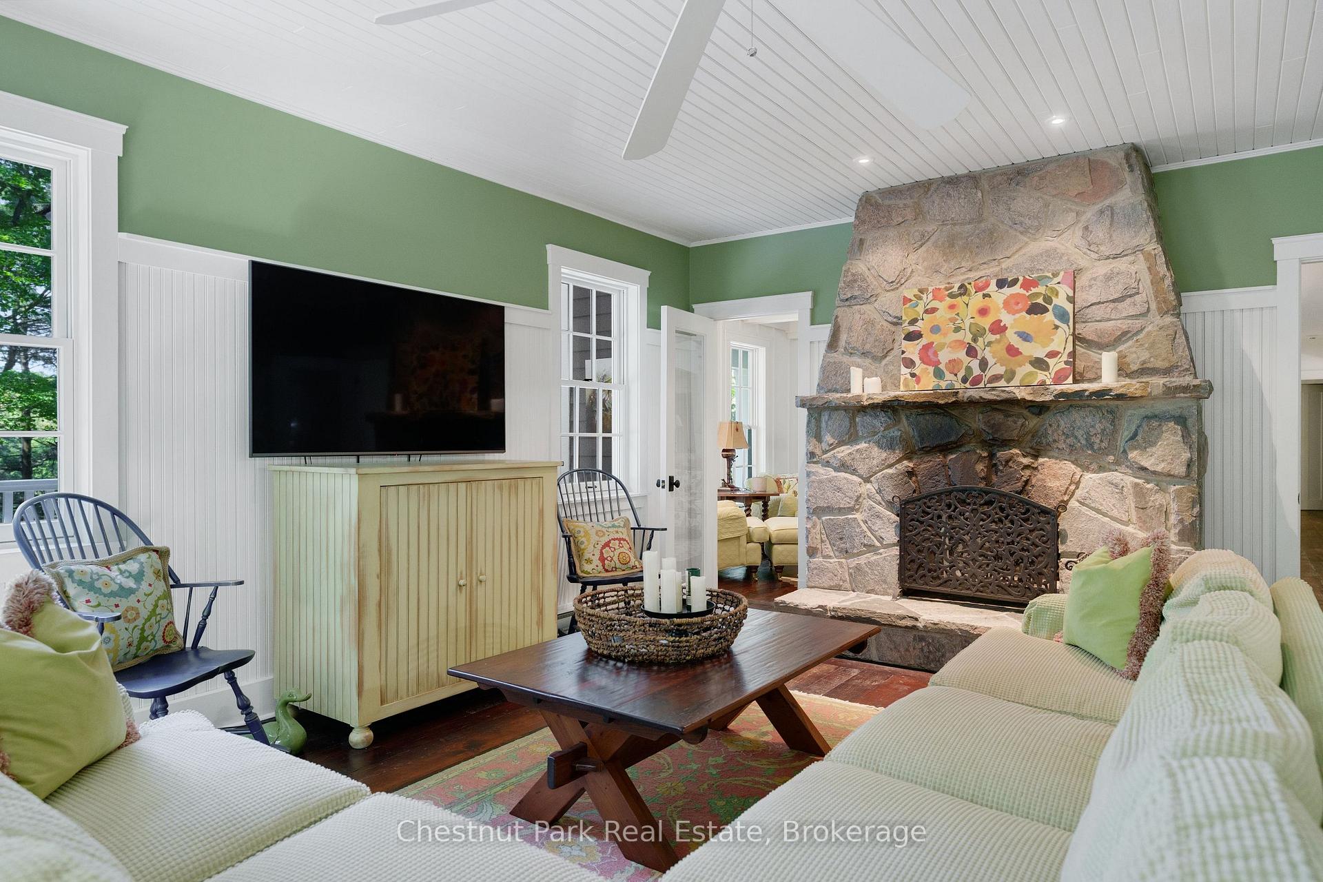 6 Bedroom Single Family Home/House's Image 10