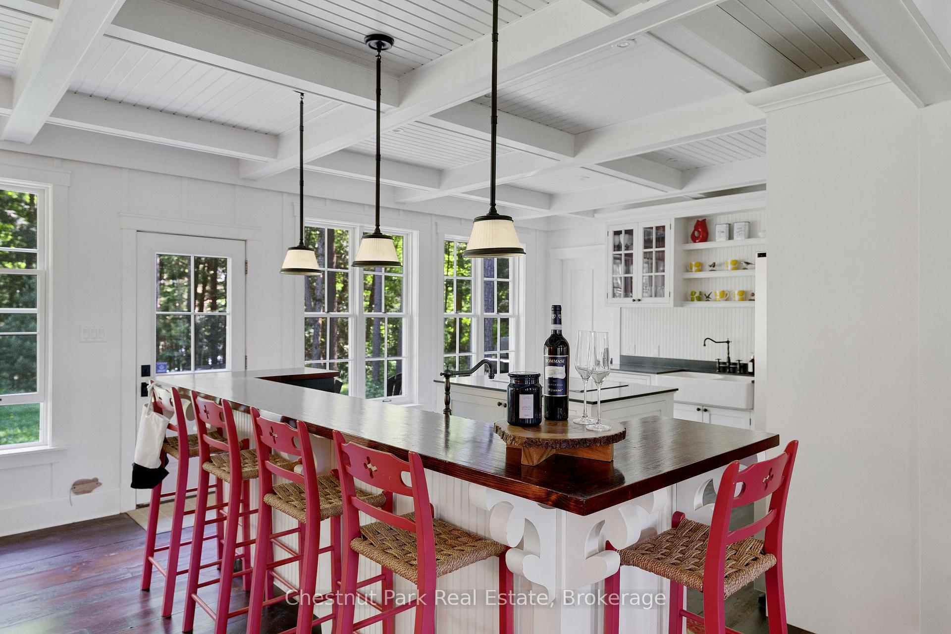 6 Bedroom Single Family Home/House's Image 11