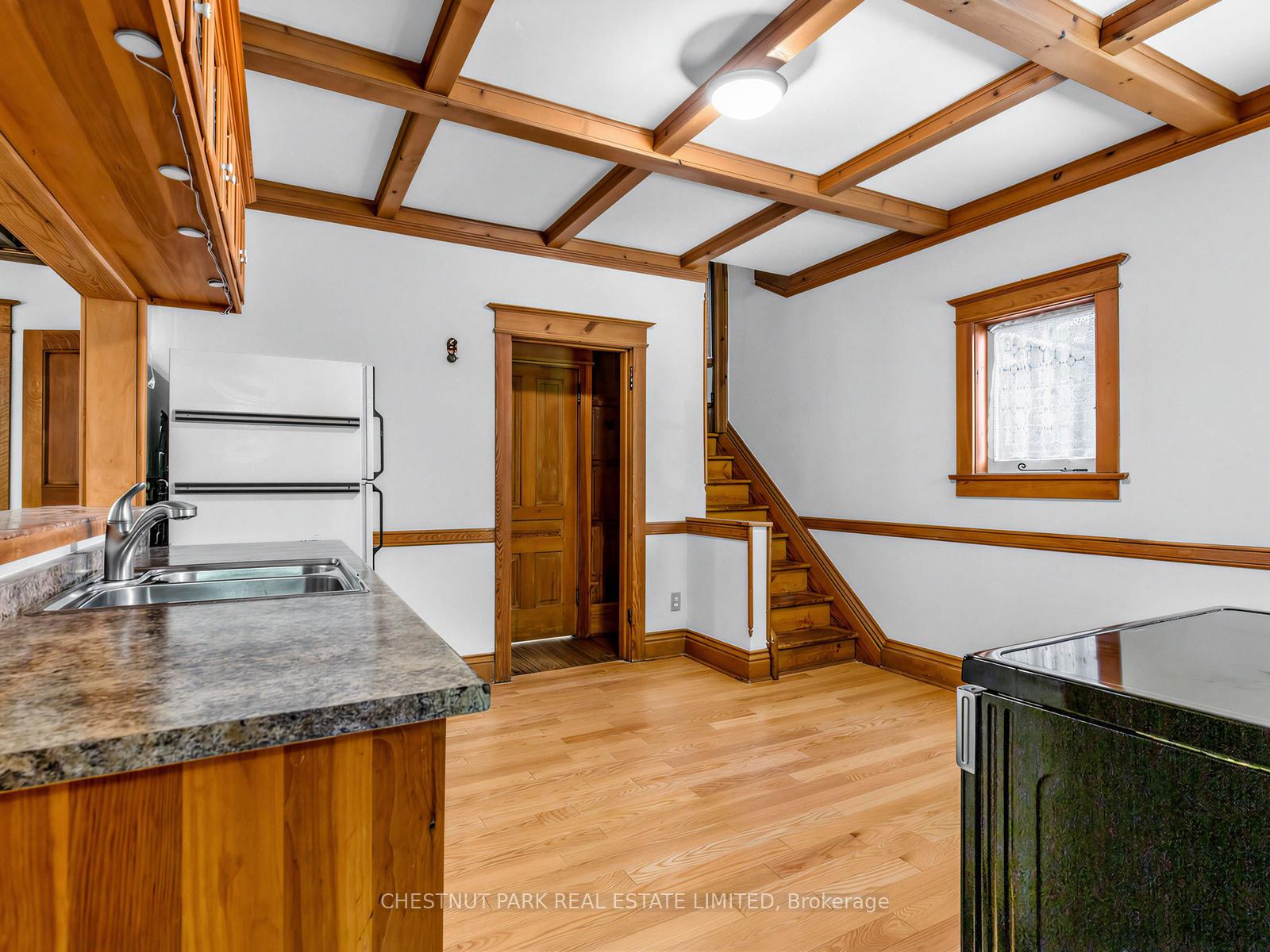 6 Bedroom Single Family Home/House's Image 11