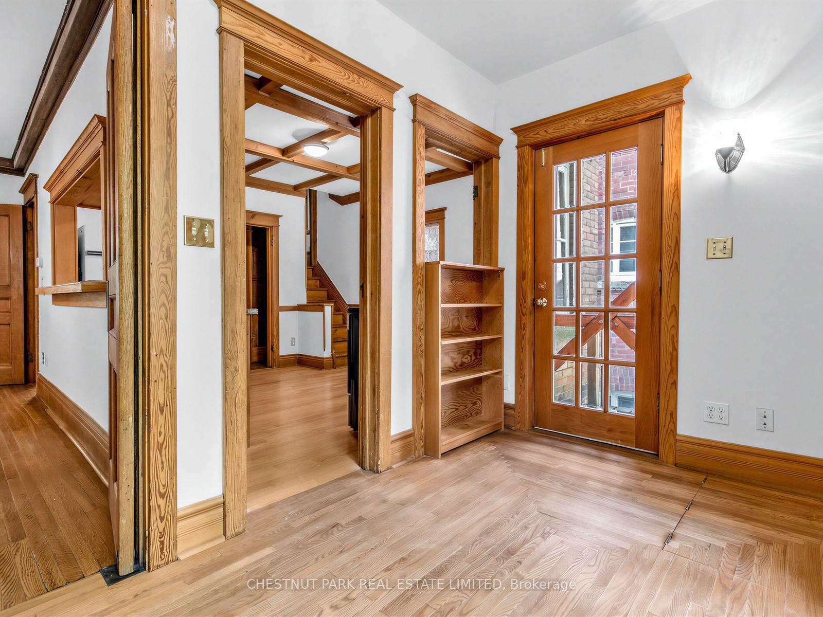 6 Bedroom Single Family Home/House's Image 9